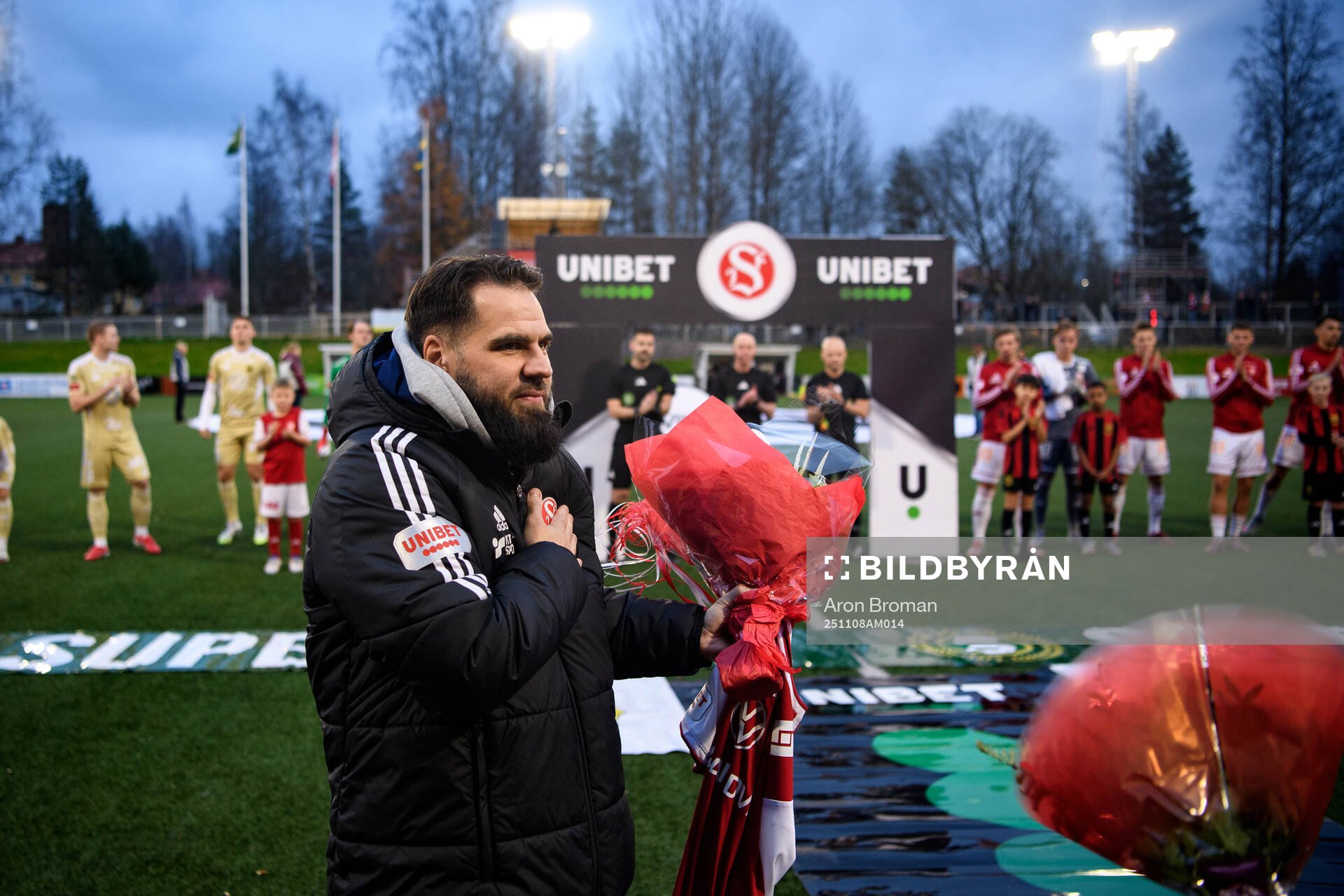 Sandvikens IFs huvudtränare Eldar Abdulic tackas av