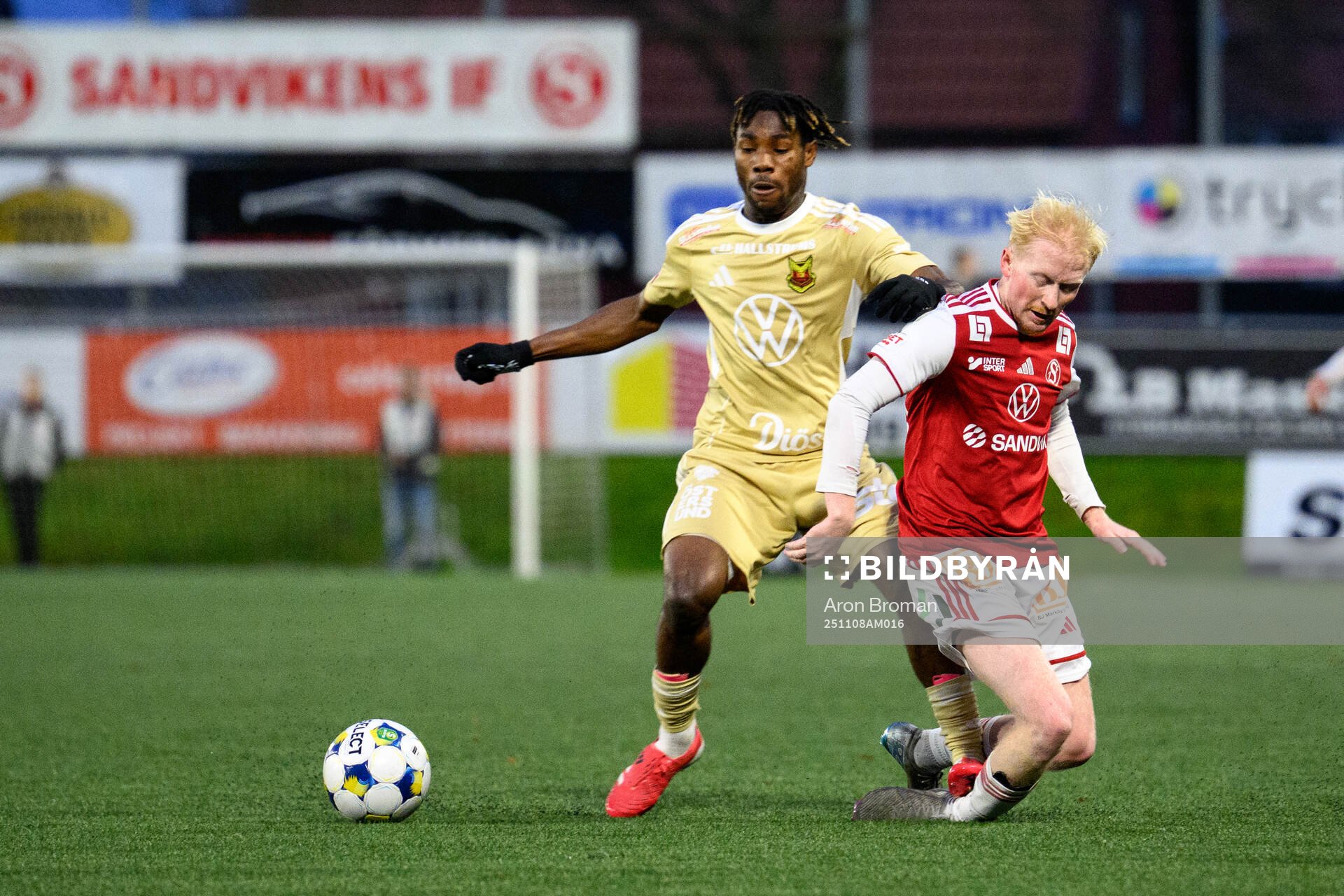 Östersunds Michael Aduragbemi Oluwayemi och Sandvikens IFs