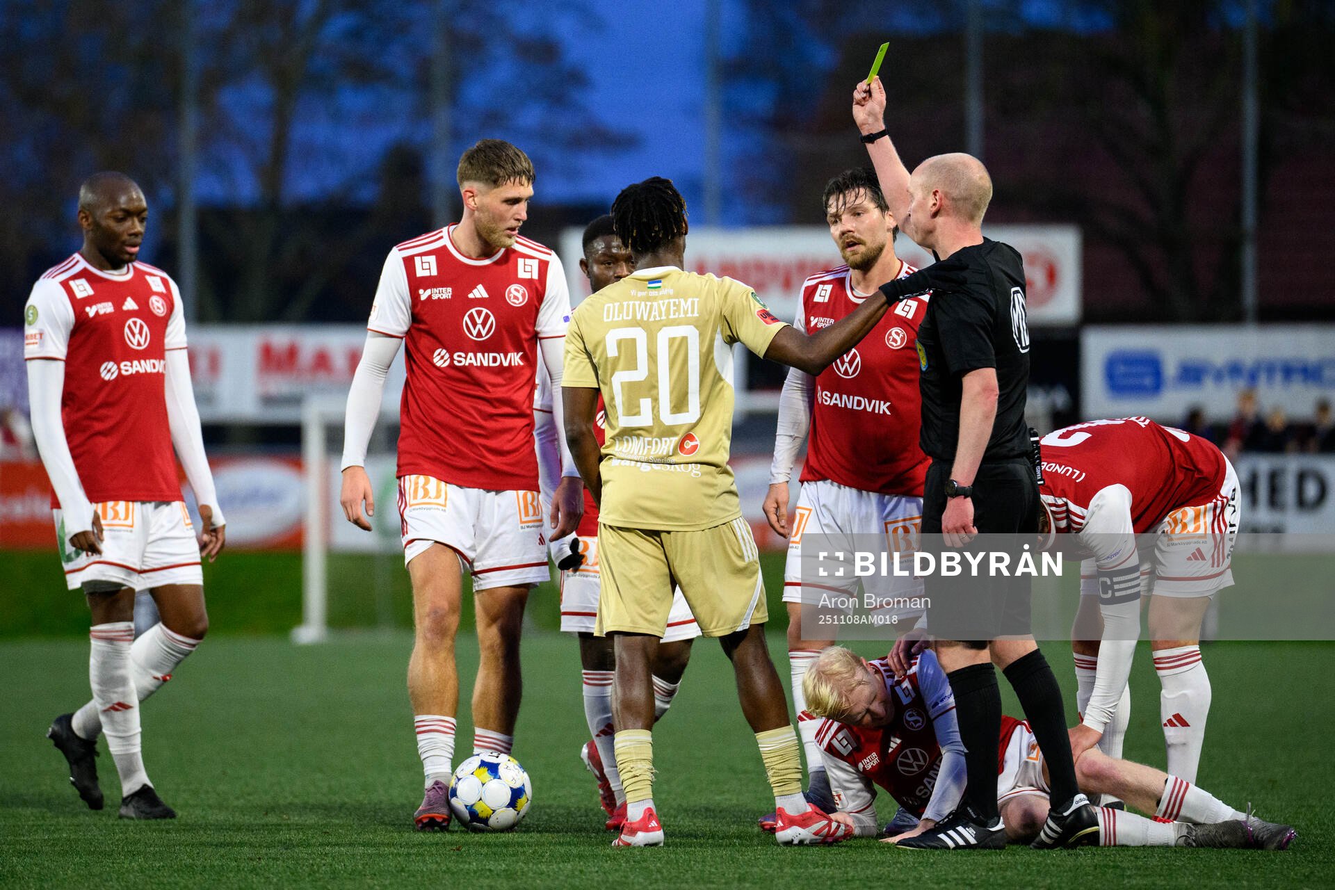 Östersunds Michael Aduragbemi Oluwayemi tilldelas gult kort