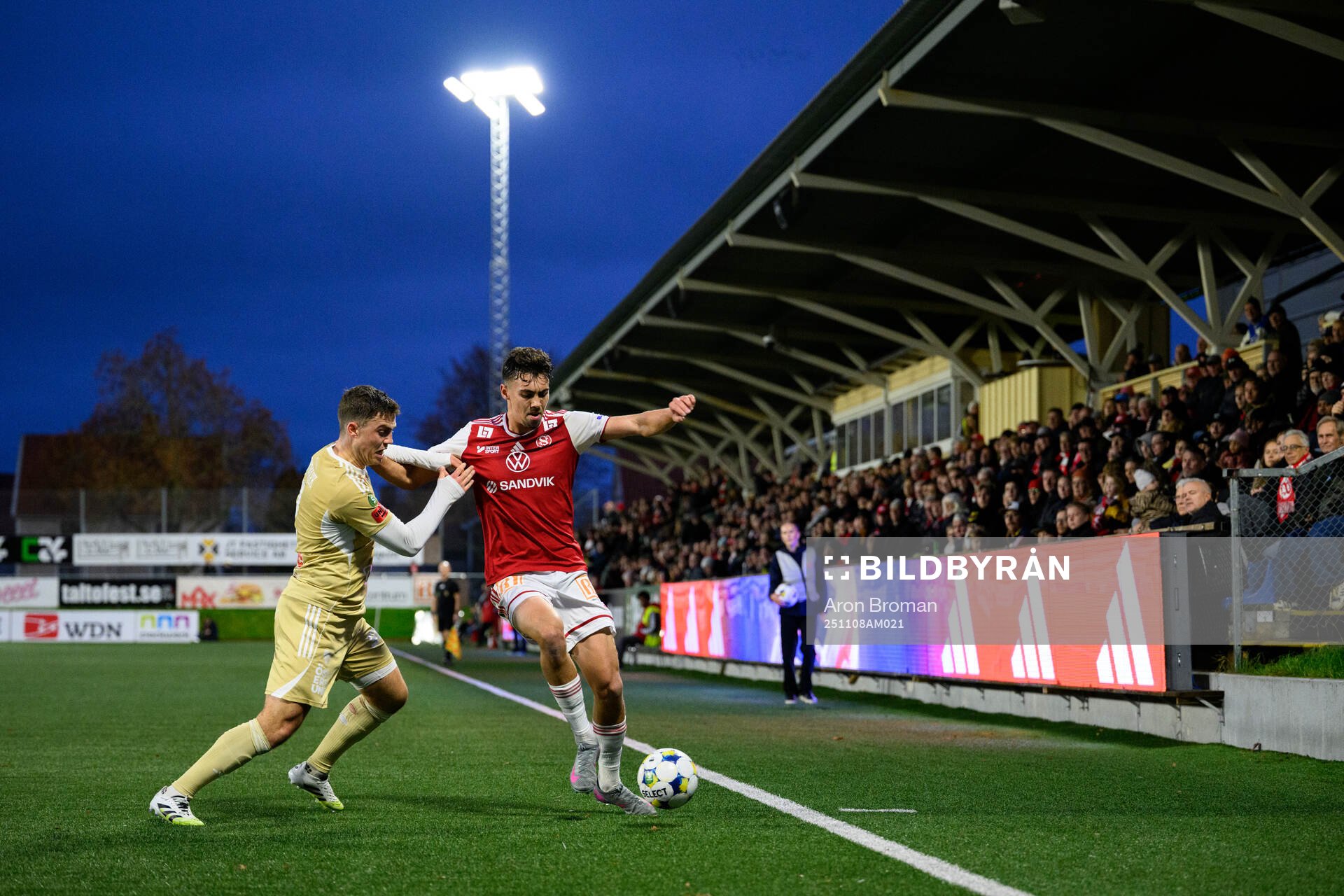 Östersunds Christian Enemark och Sandvikens IFs Liam Vabö