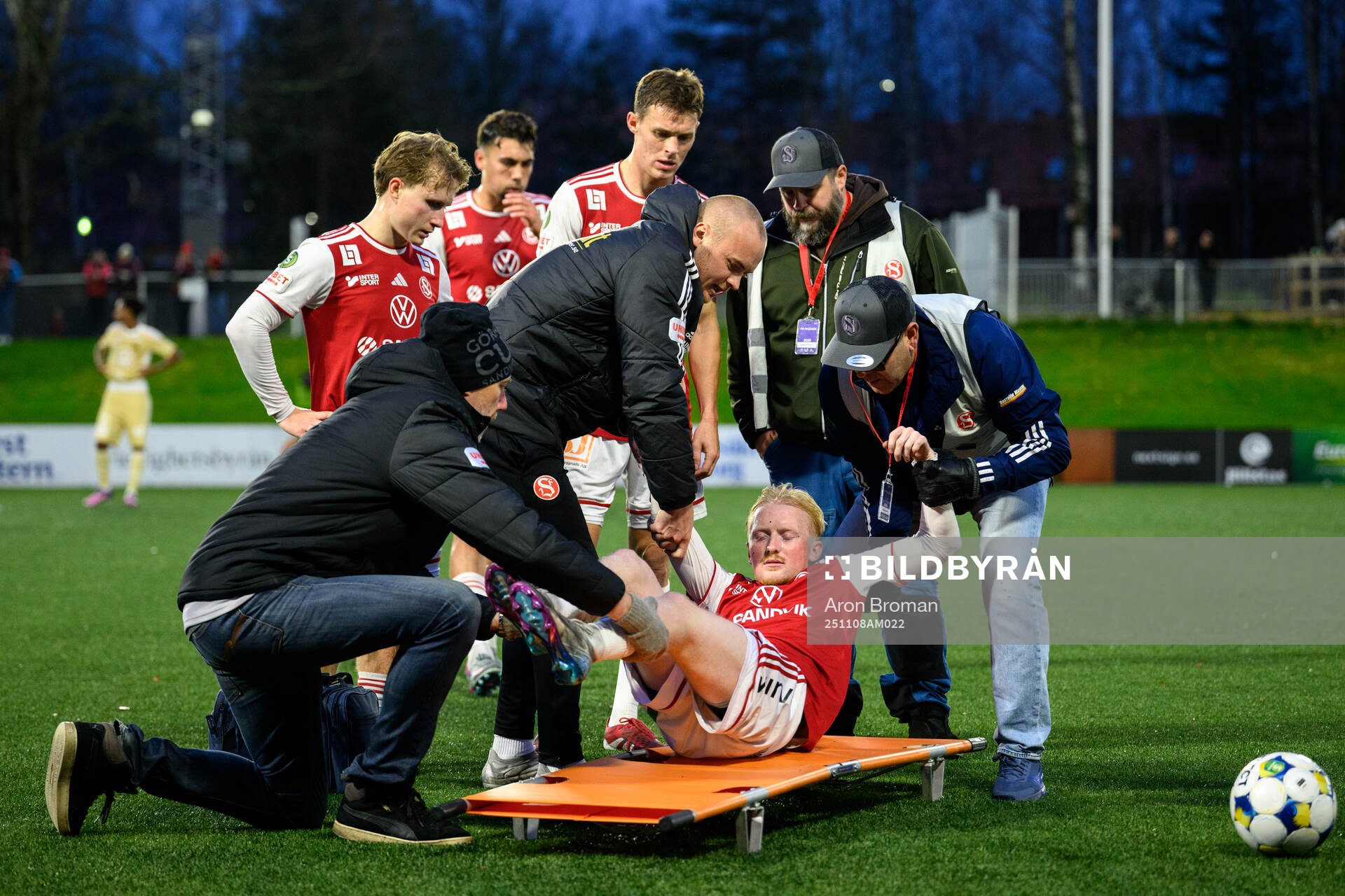 Sandvikens IFs Pontus Carlsson får vård