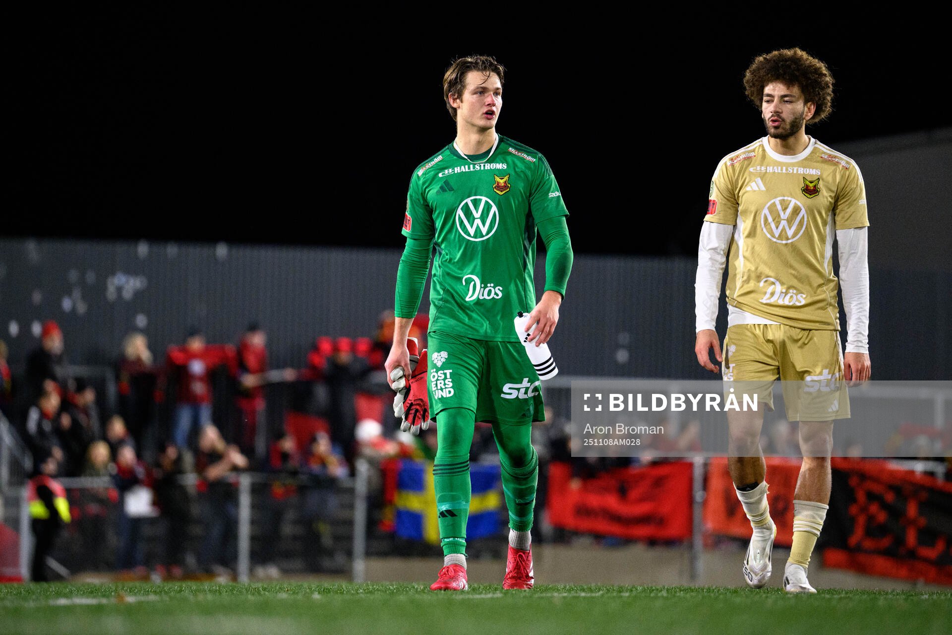 Östersunds målvakt Max Croon och Ziad Ghanoum deppar