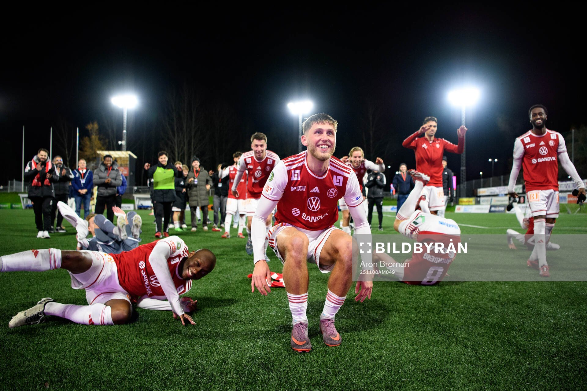 Sandvikens IFs Emil Engqvist jublar med lagkamrater