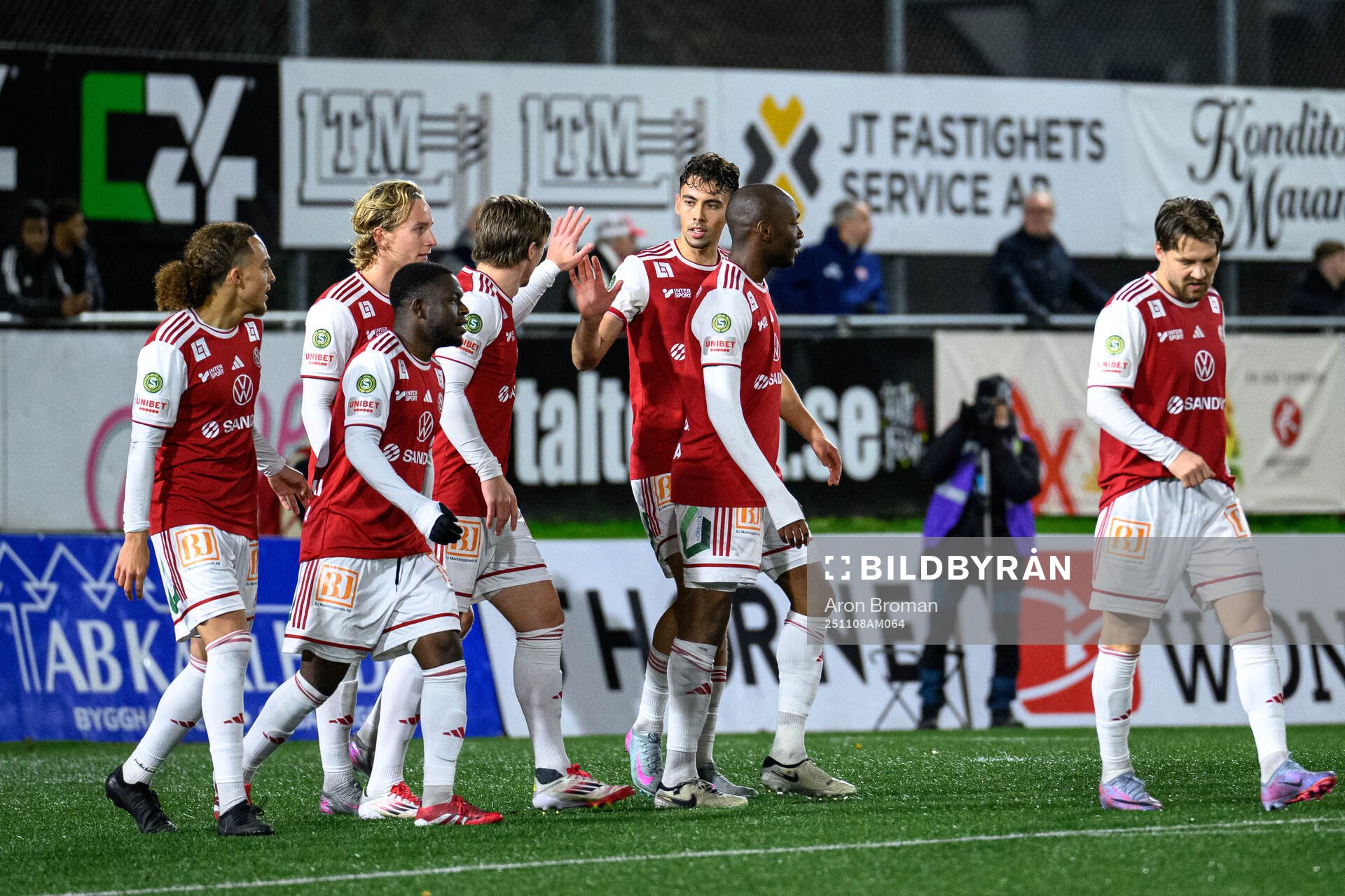 Sandvikens IFs Liam Vabö jublar med lagkamrater