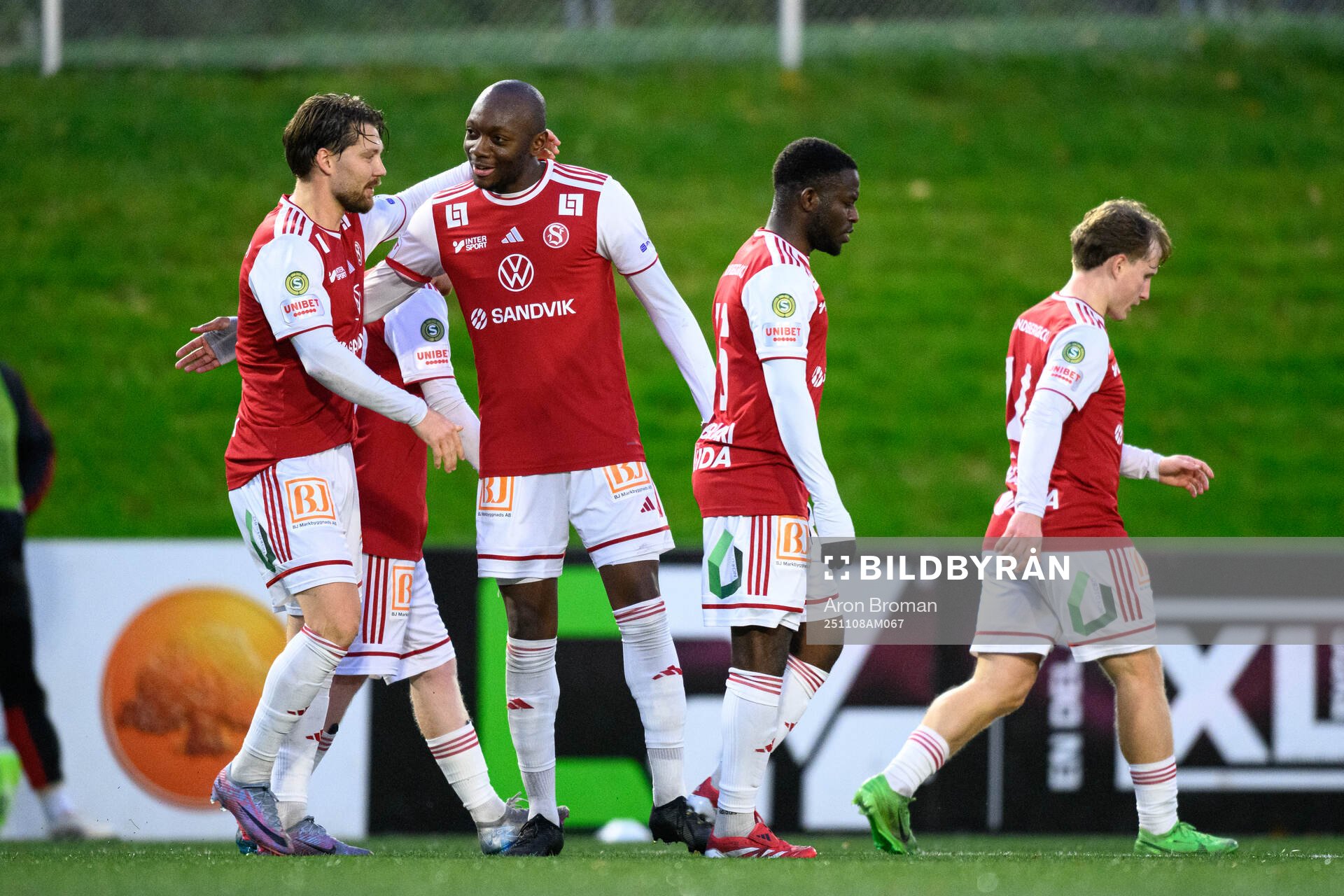 Sandvikens IFs Karl Bohm jublar med Moonga Simba