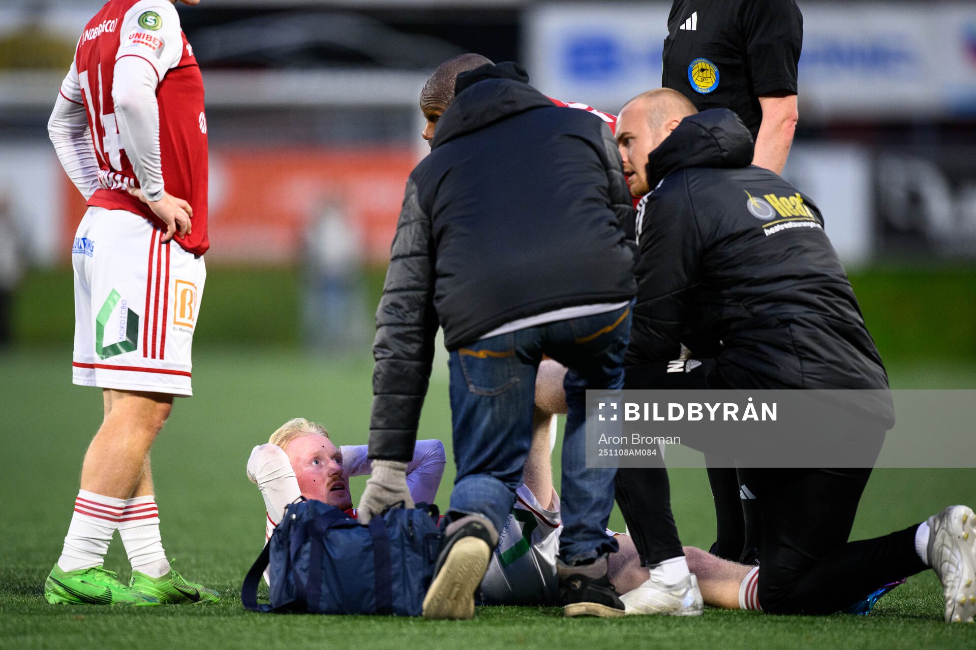 Sandvikens IFs Pontus Carlsson får vård