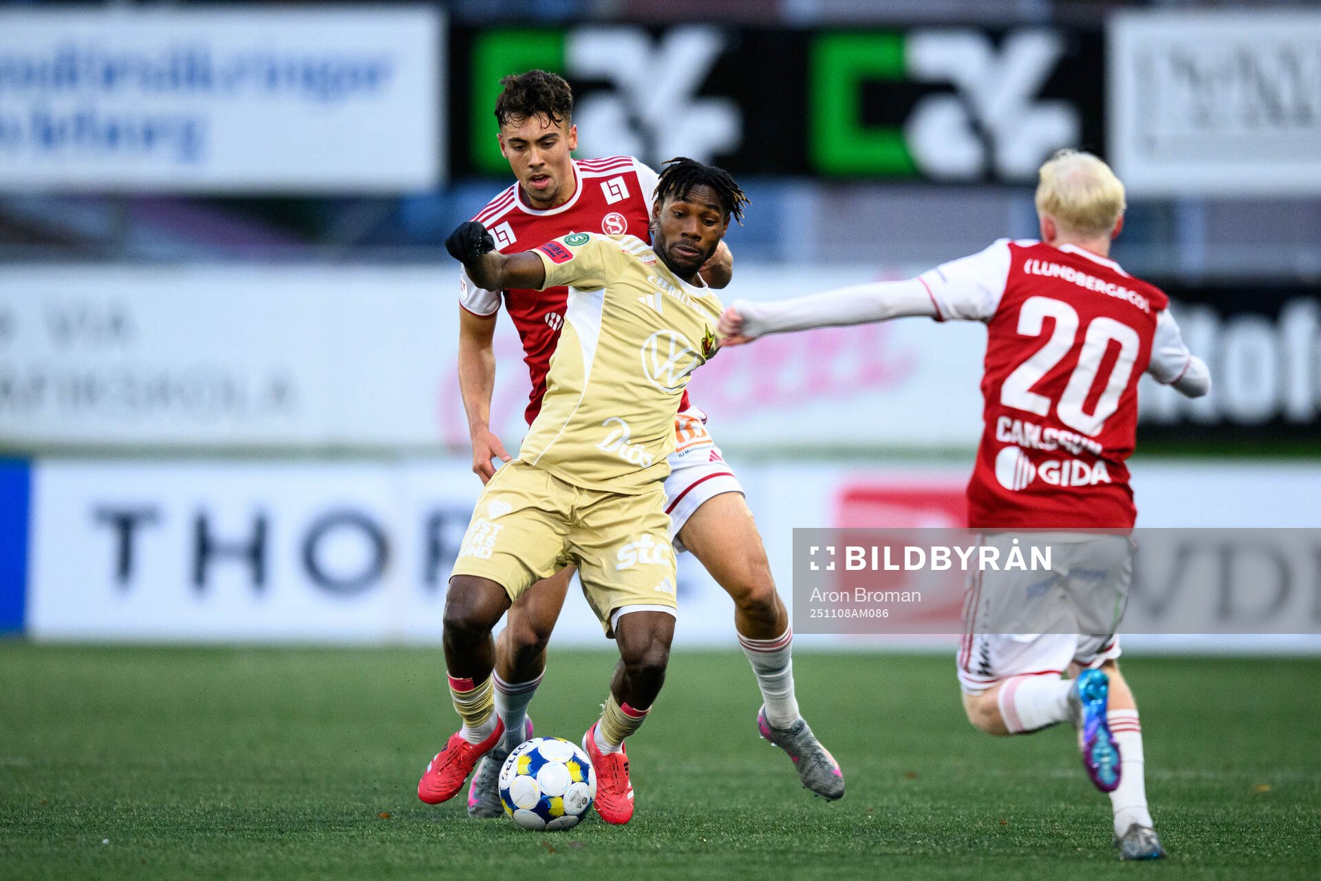 Sandvikens IFs Liam Vabö och Östersunds Michael
