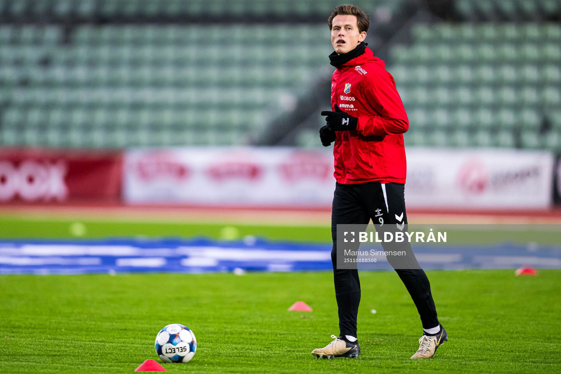 Anders Bjørntvedt Olsen of Lyn warms up
