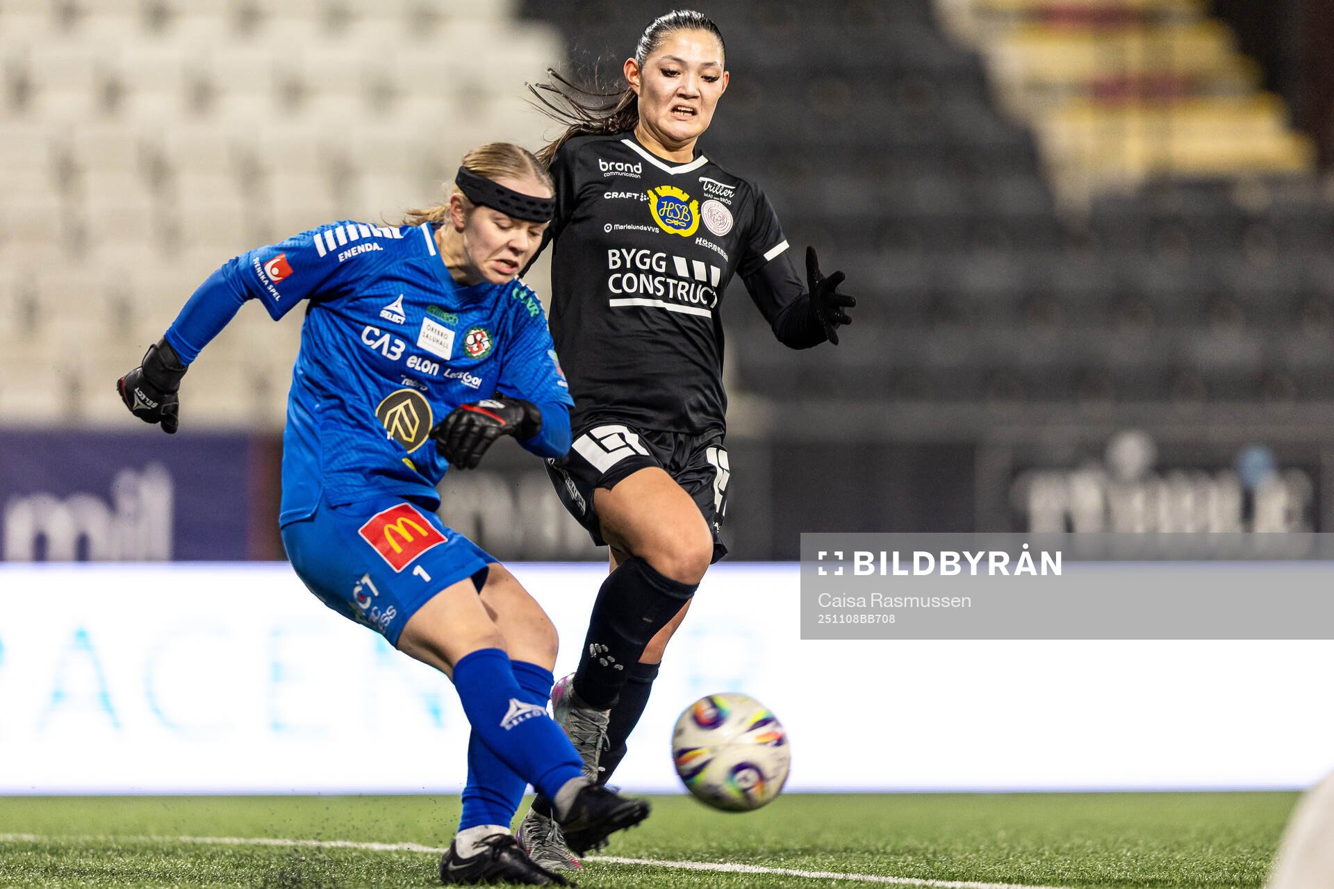 Örebro SKs målvakt Nadine Allard och IK Uppsalas Amelia