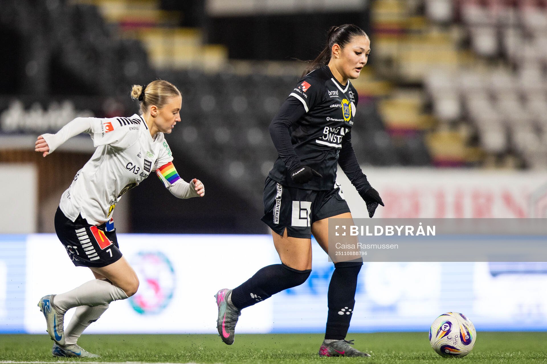 Örebro SKs Nora Törngren och IK Uppsalas Amelia Olofsson