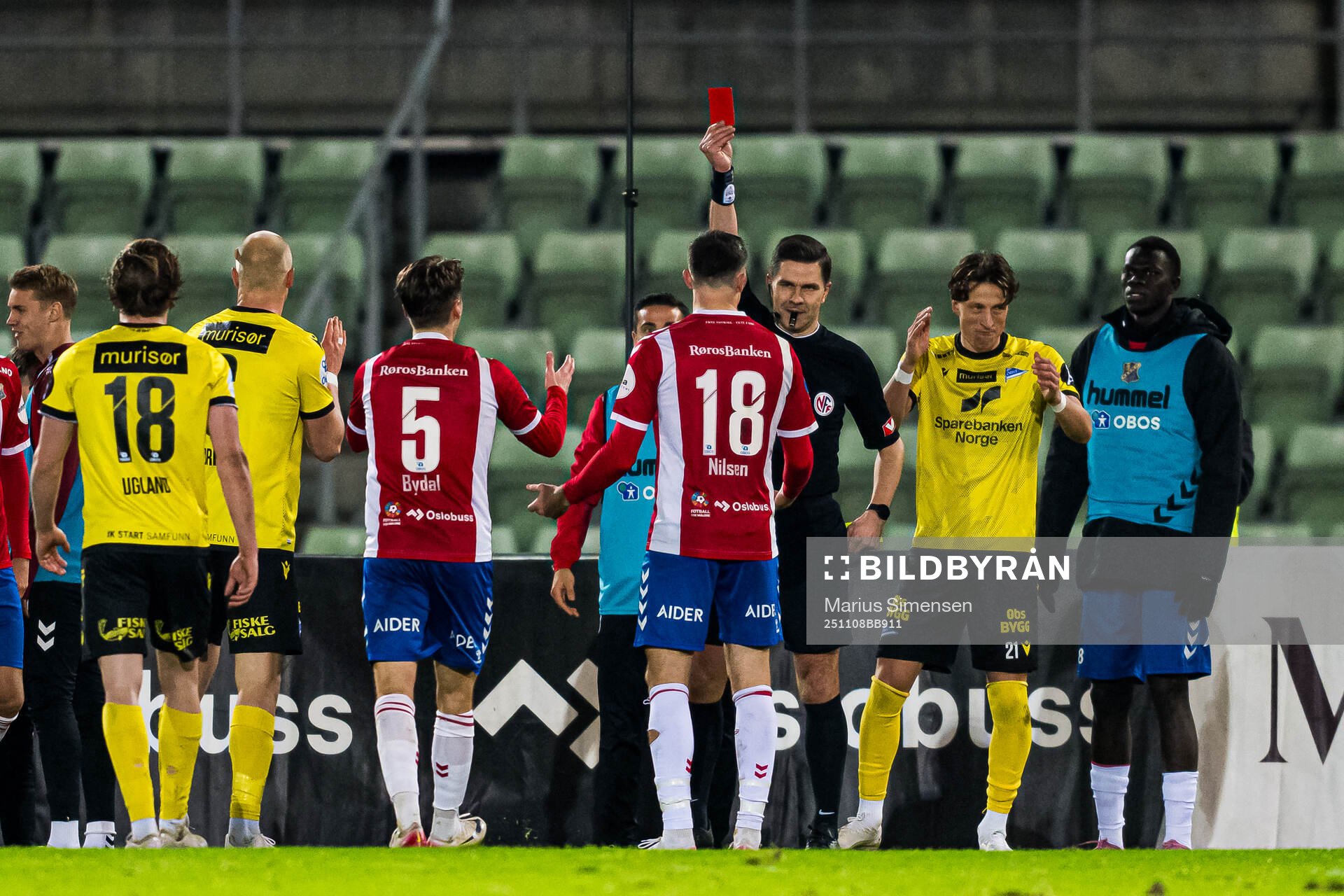 Herman Solberg Nilsen of Lyn ref by Steinar Hauge, referee