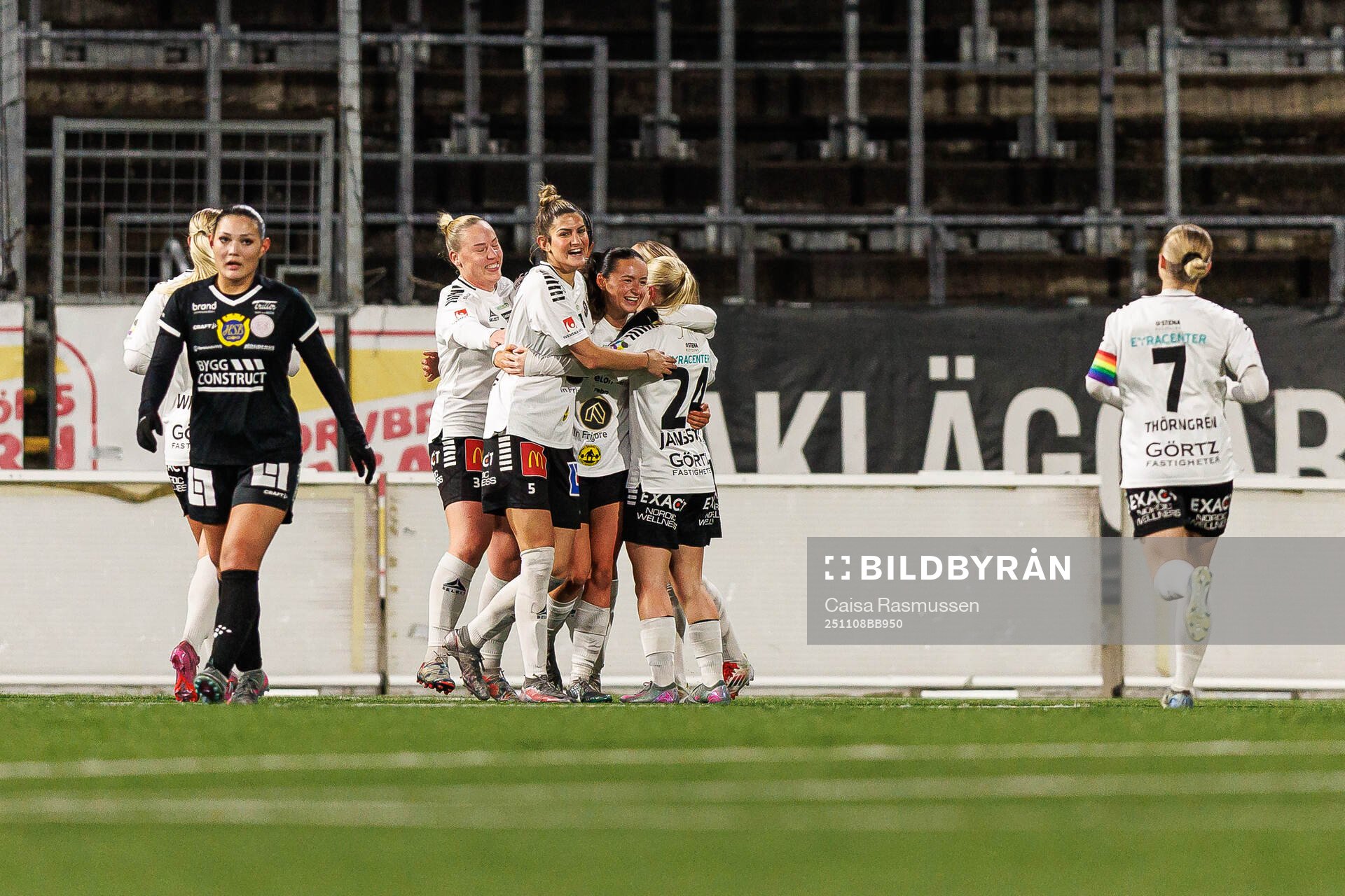 Örebro SKs Aimee - Louise Anderson jublar