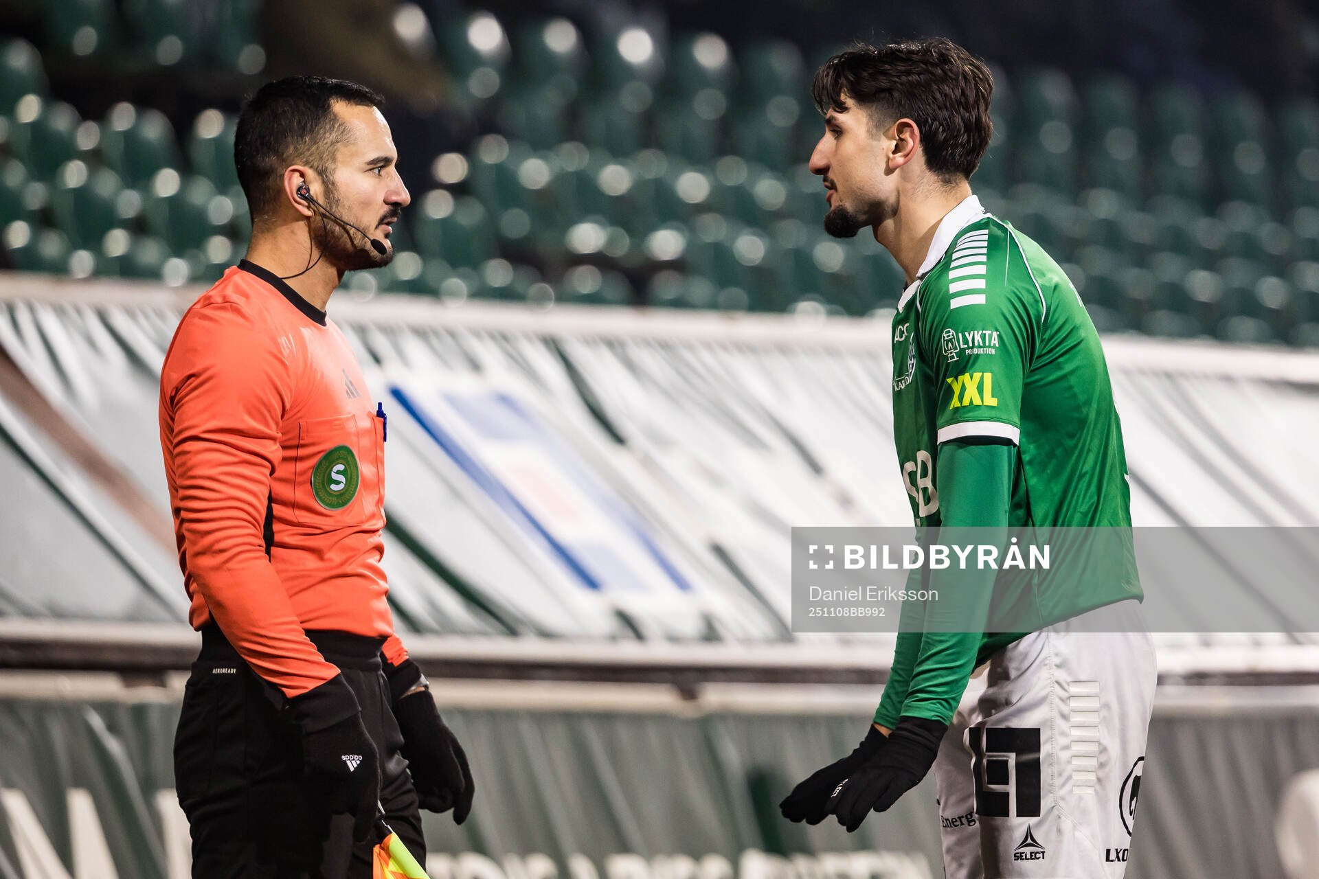 Assisterande domare Emre Akan och Brages Filip Trpcevski