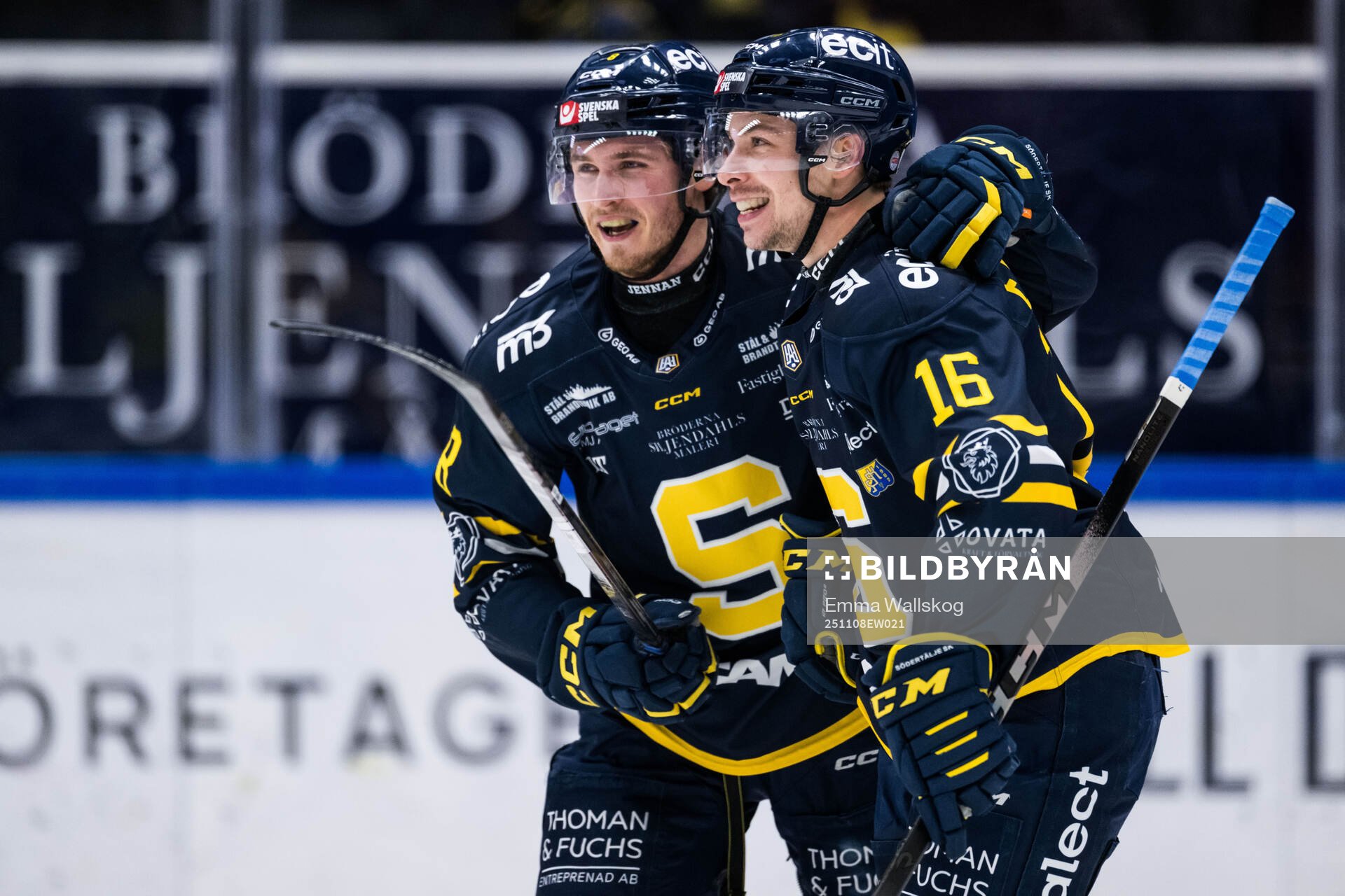 Södertäljes William Wiå och Filip Engarås jublar