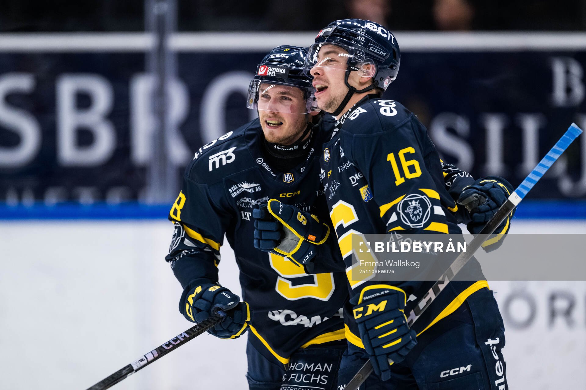 Södertäljes William Wiå och Filip Engarås jublar