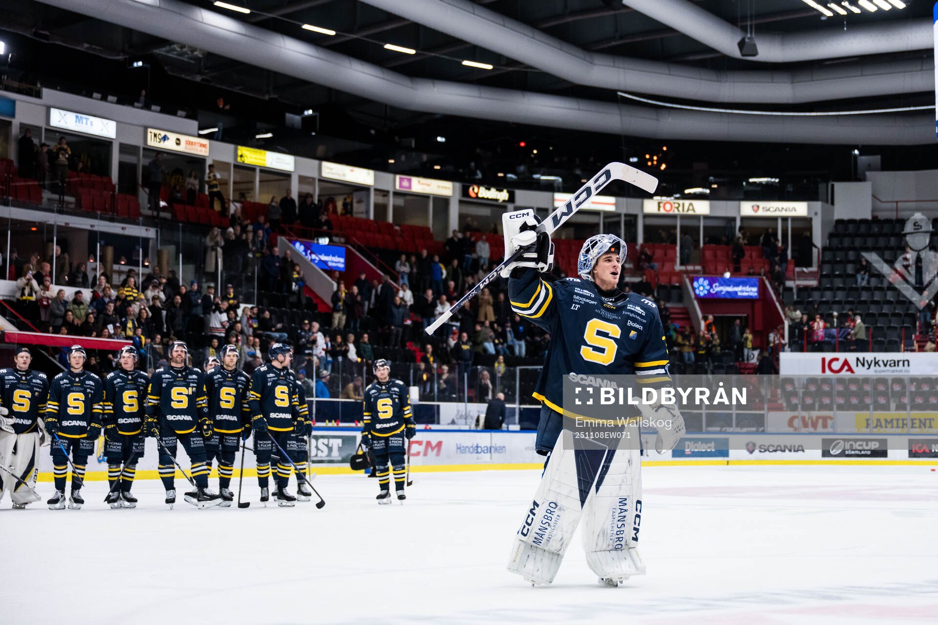 Södertäljes målvakt Oliver Håkansson jublar
