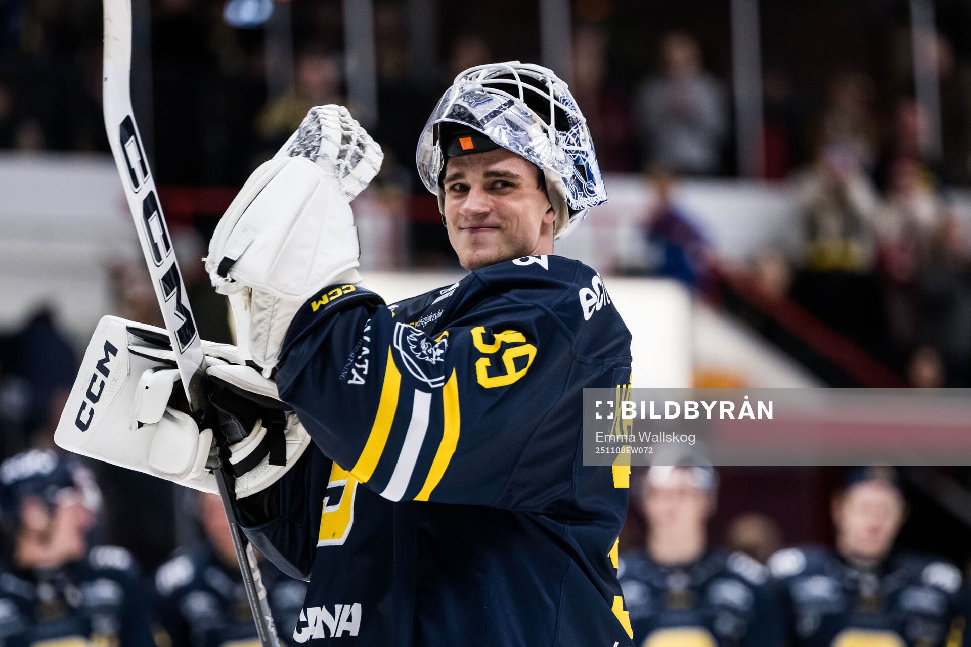 Södertäljes målvakt Oliver Håkansson jublar