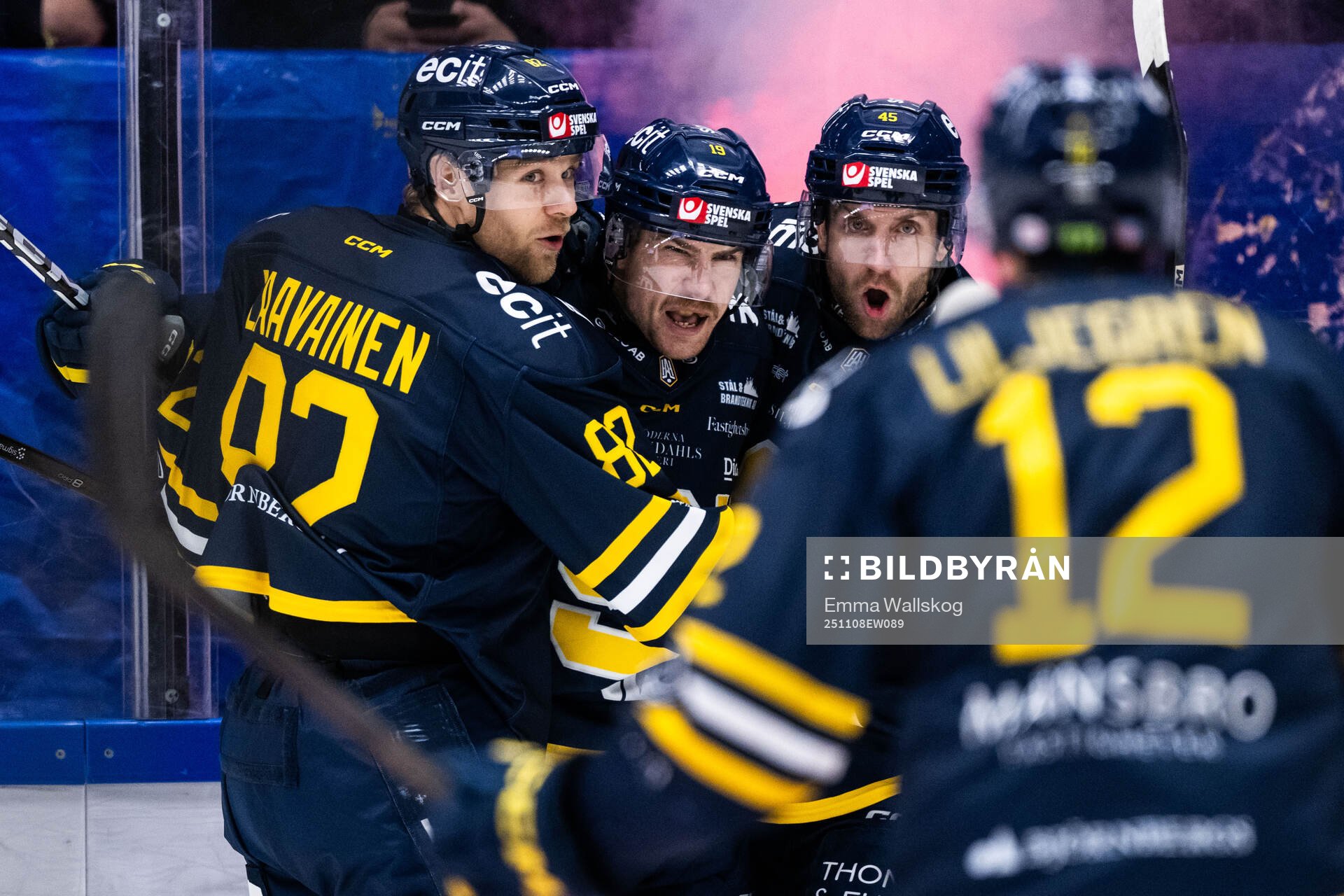 Södertäljes Hampus Harlestam jublar med Roope Laavainen