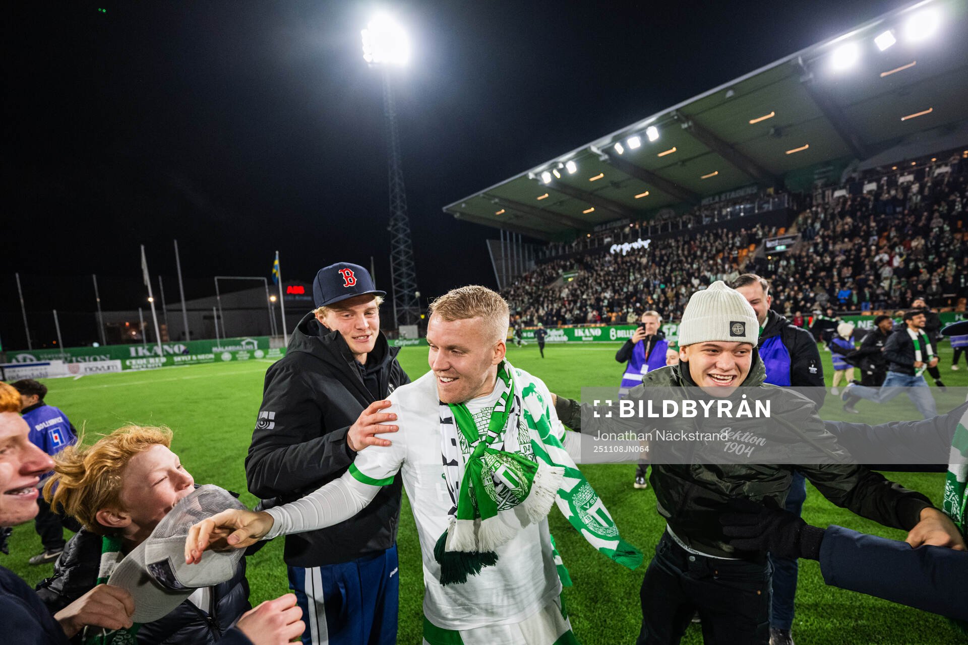 Västerås supportrar jublar med Simon Johansson