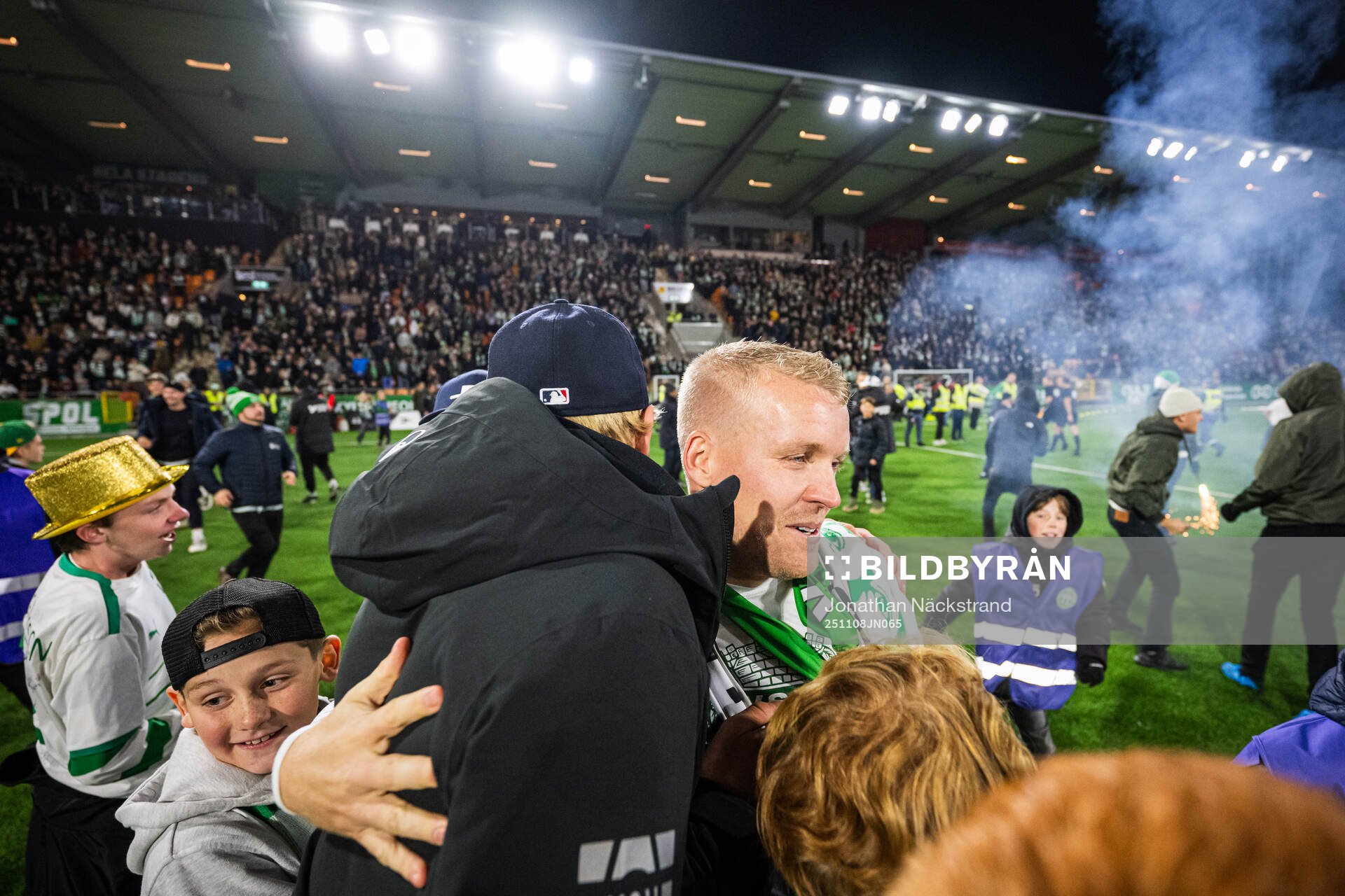 Västerås supportrar jublar med Simon Johansson