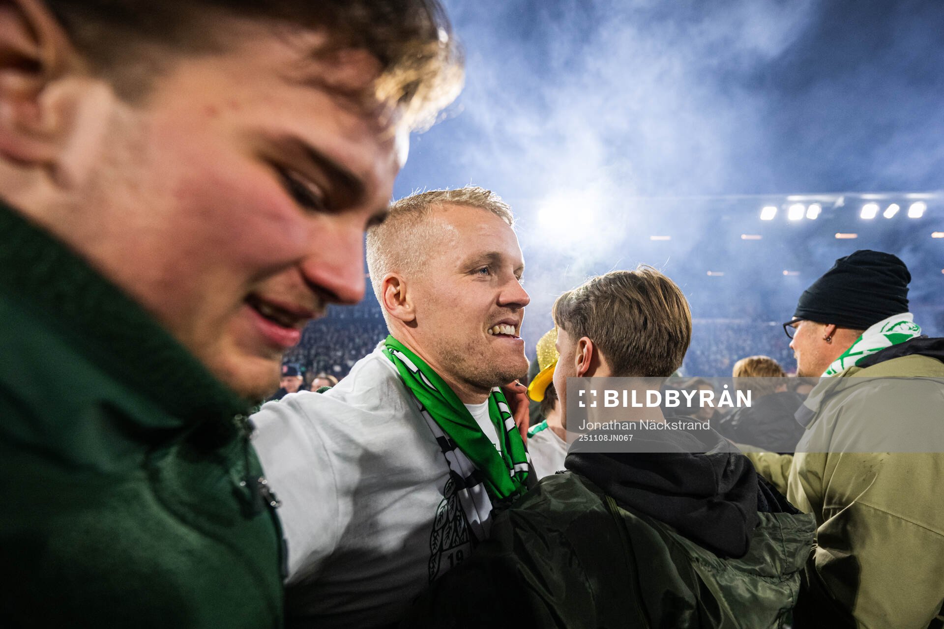 Västerås supportrar jublar med Simon Johansson