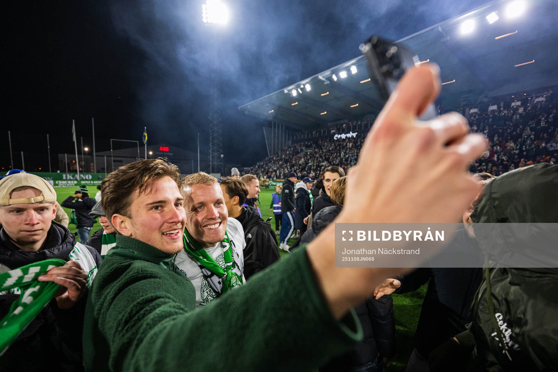 Västerås supportrar jublar med Simon Johansson