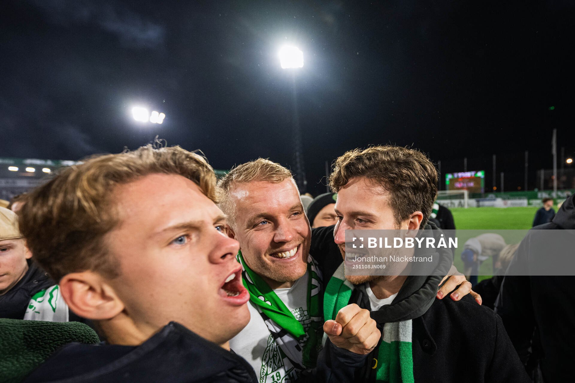 Västerås supportrar jublar med Simon Johansson