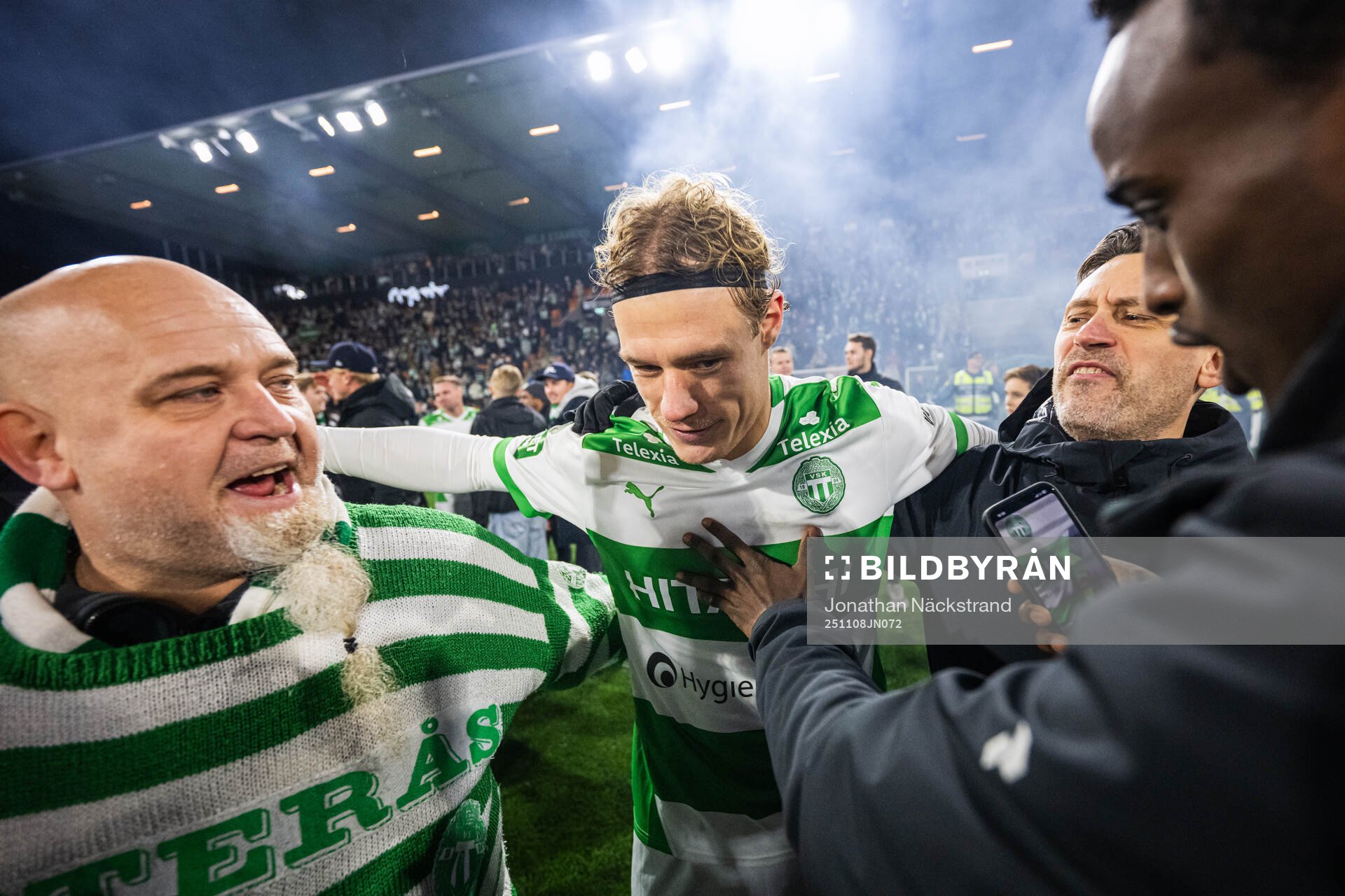 Västerås supportrar jublar med Herman Magnusson