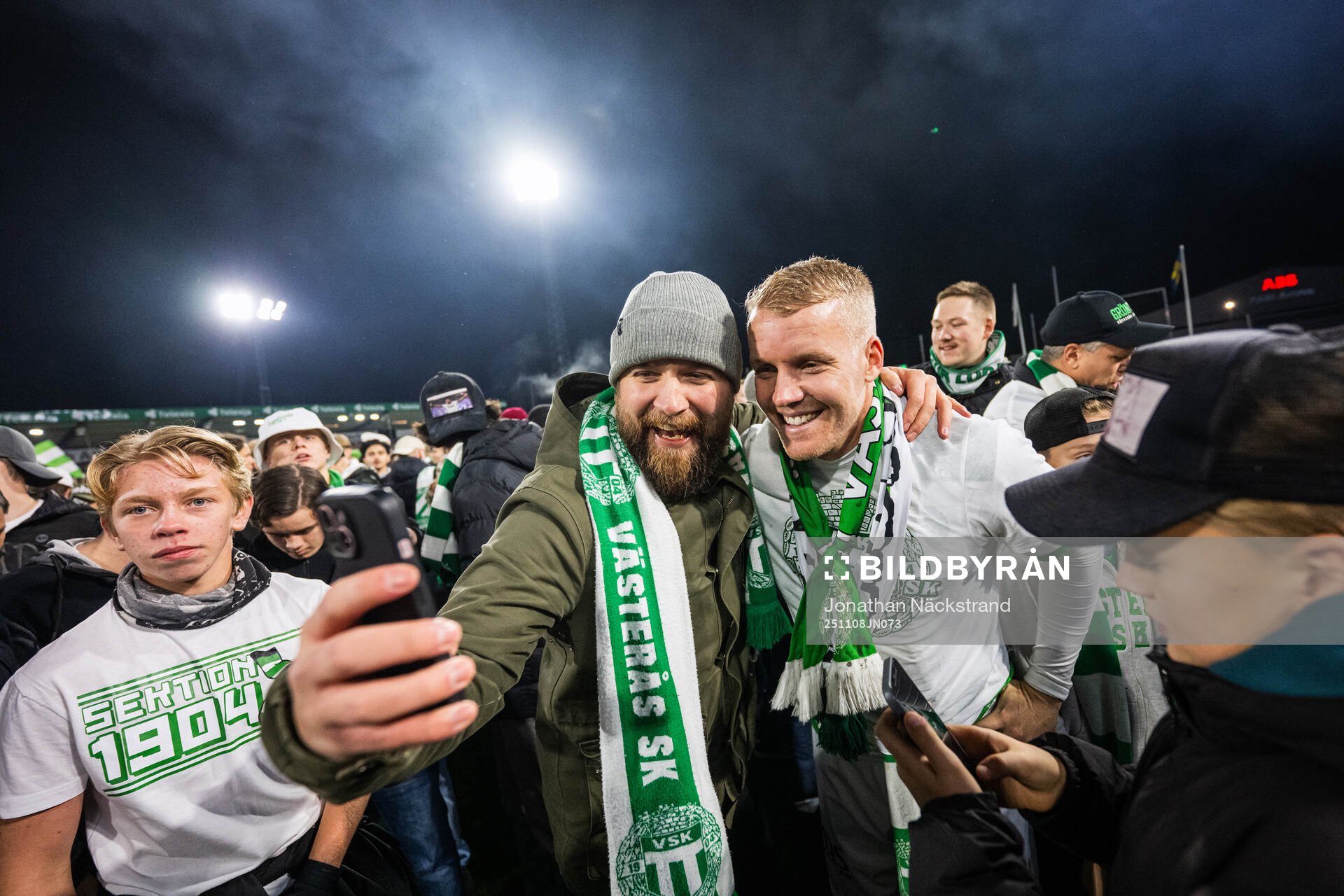 Västerås supportrar jublar med Simon Johansson