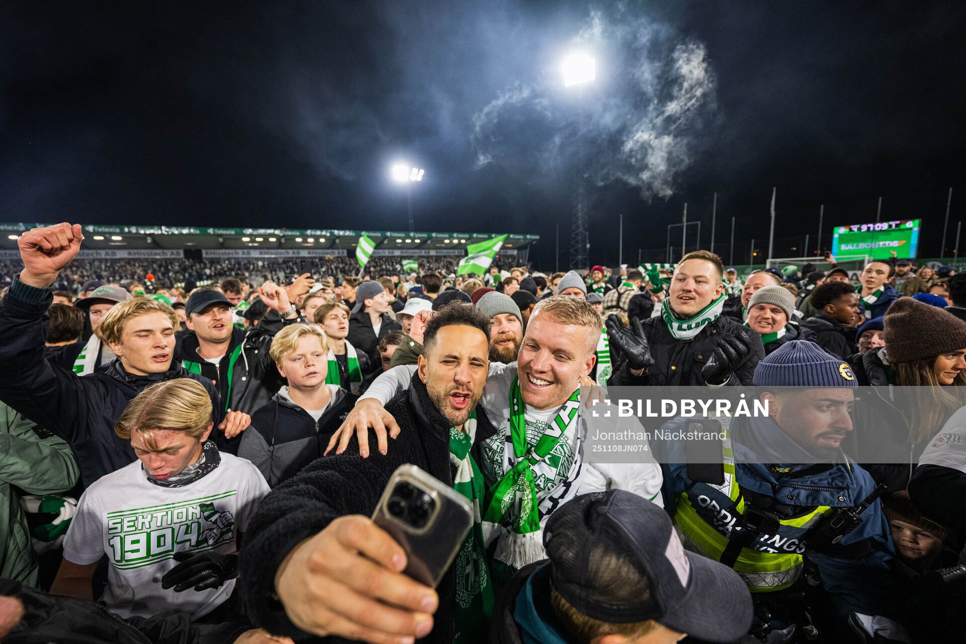 Västerås supportrar jublar med Simon Johansson