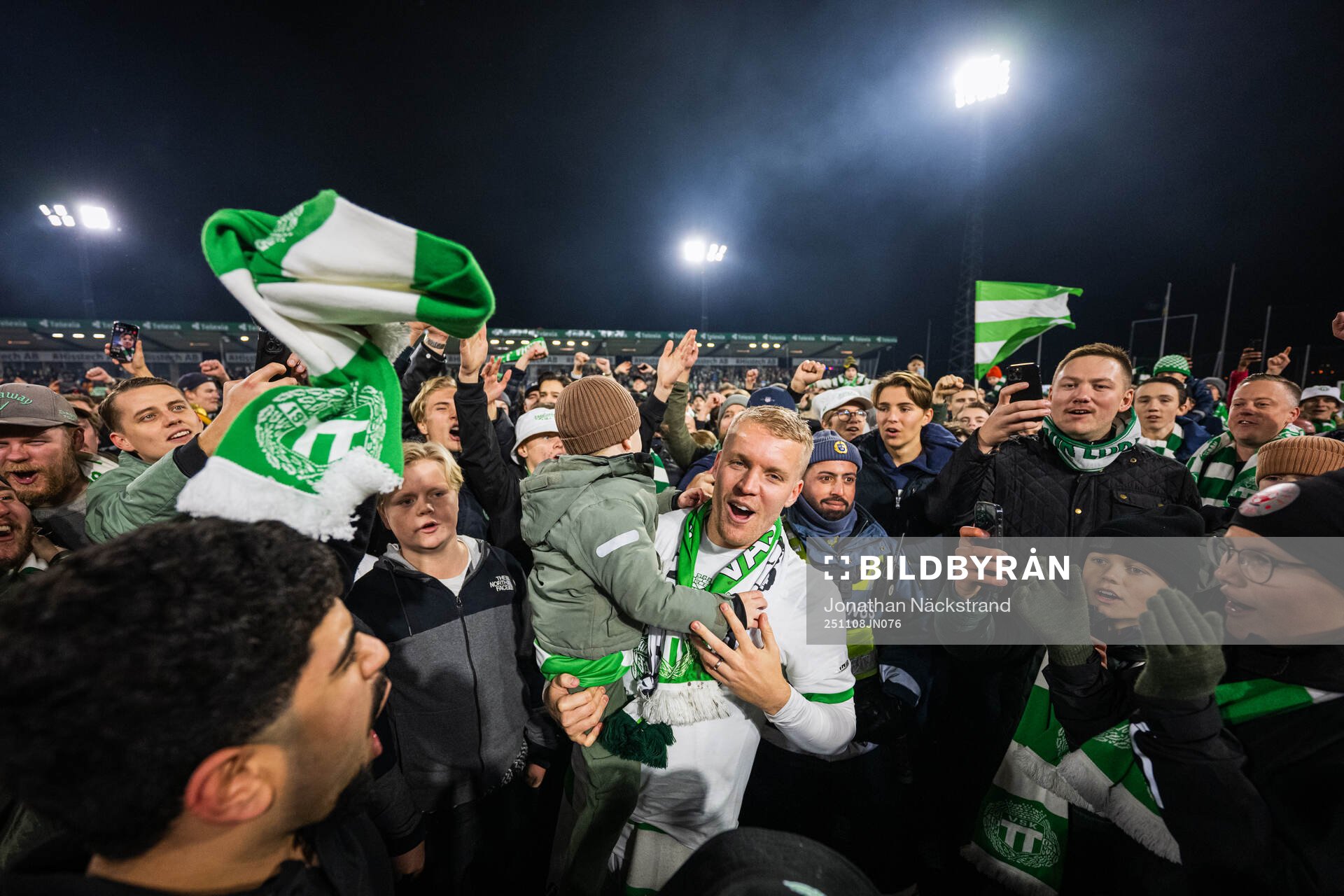 Västerås supportrar jublar med Simon Johansson