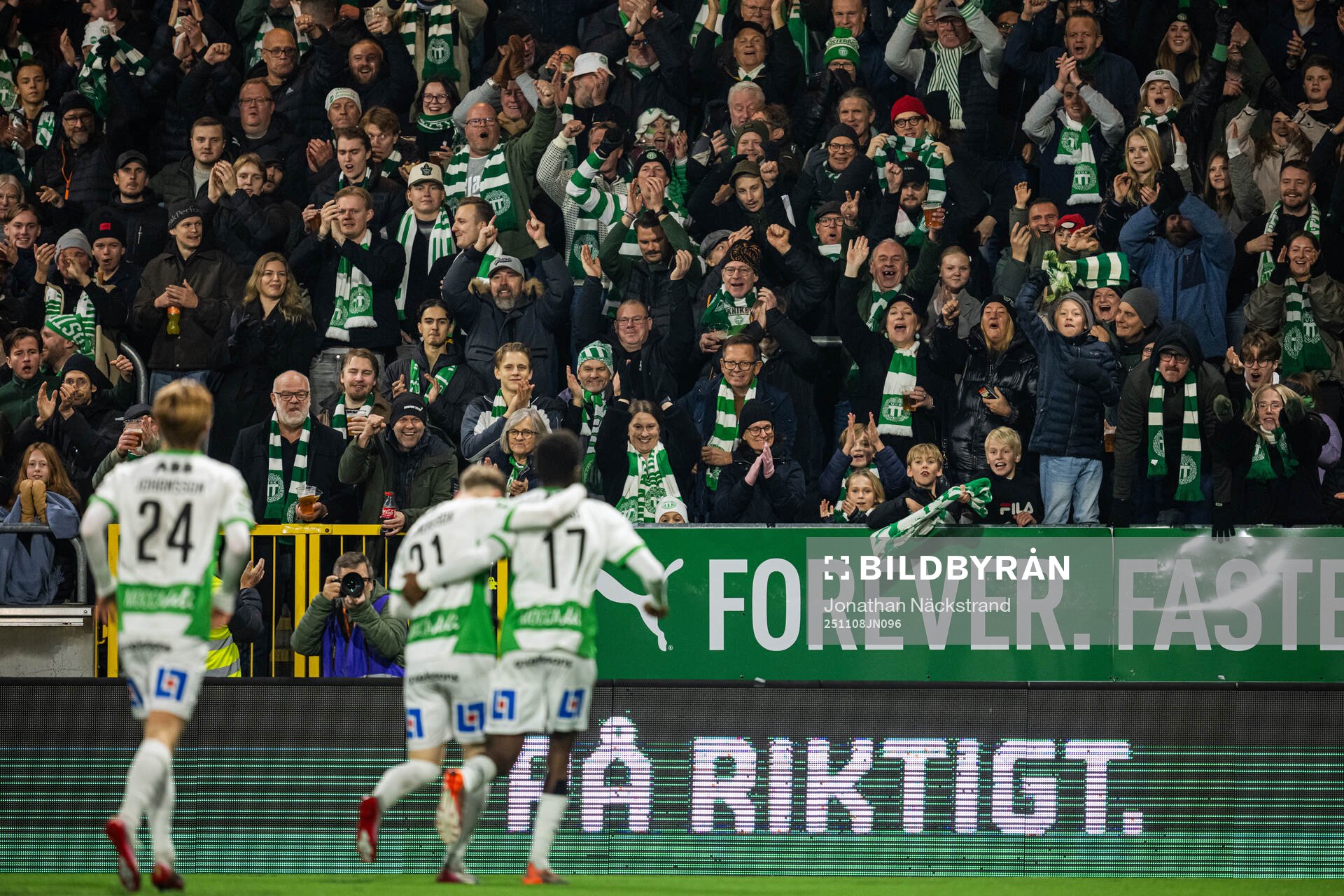 Västerås supportrar jublar med Sountonoma Axel Taonsa