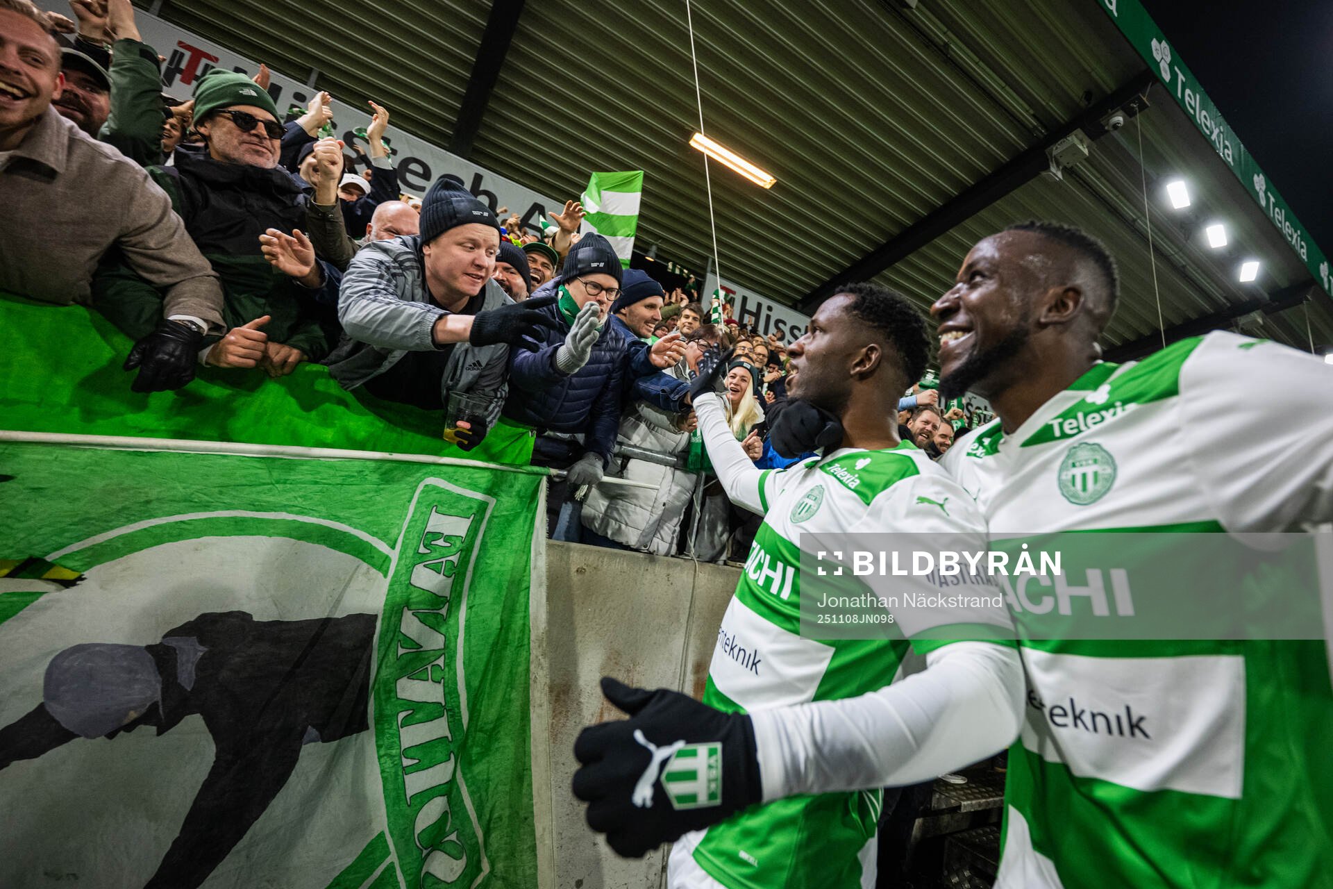 Västerås supportrar jublar med Sidy Sow och Frederic