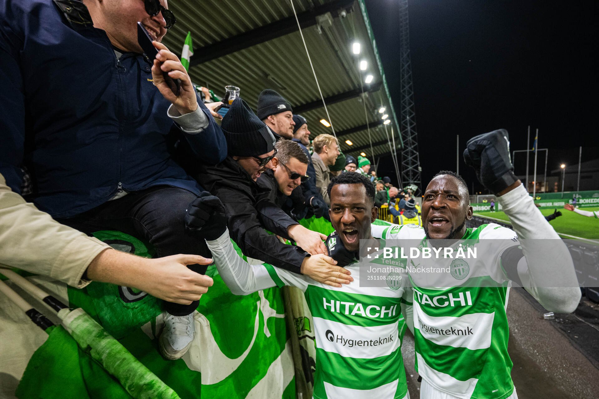 Västerås supportrar jublar med Sidy Sow och Frederic