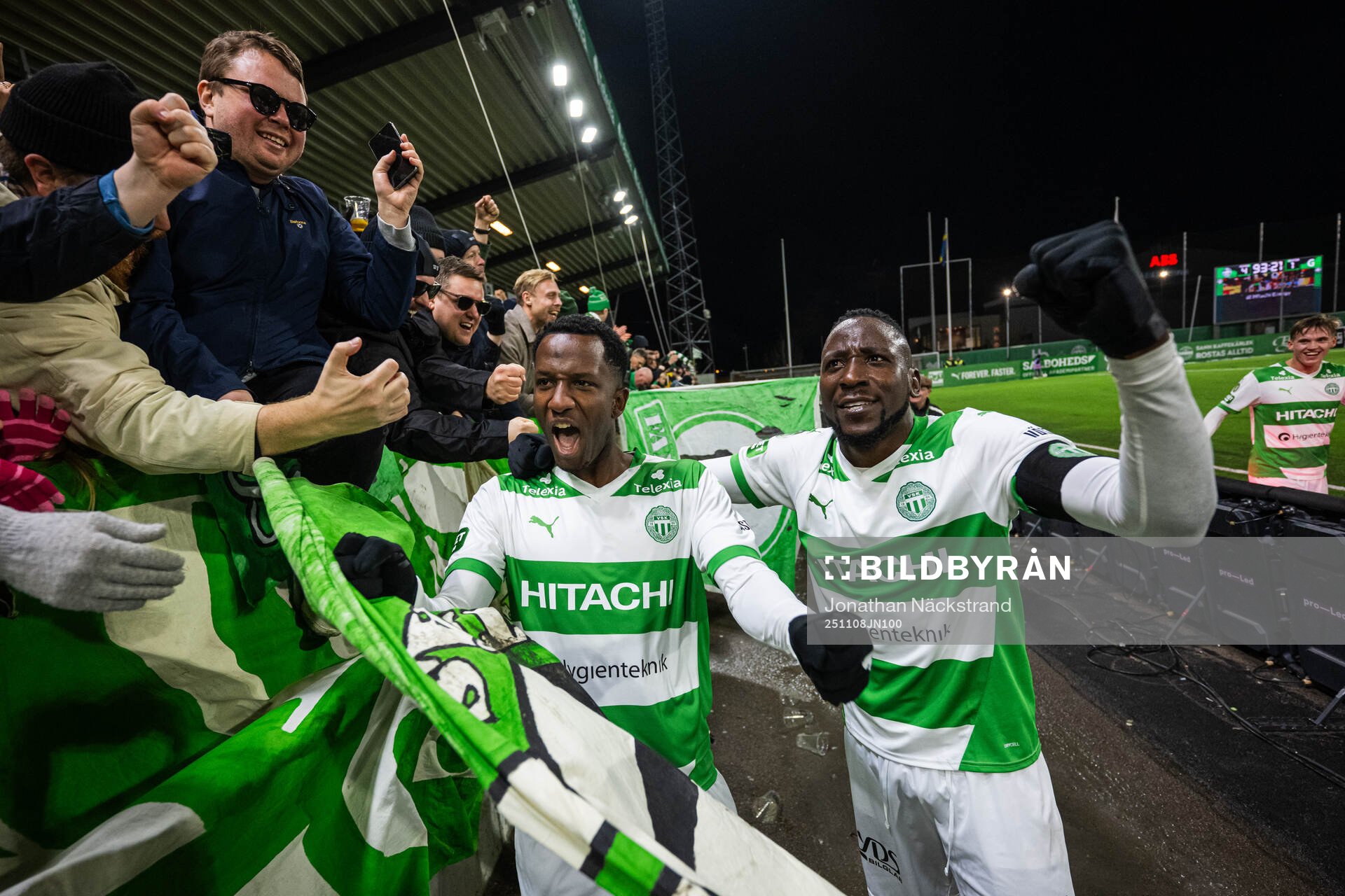 Västerås supportrar jublar med Sidy Sow och Frederic