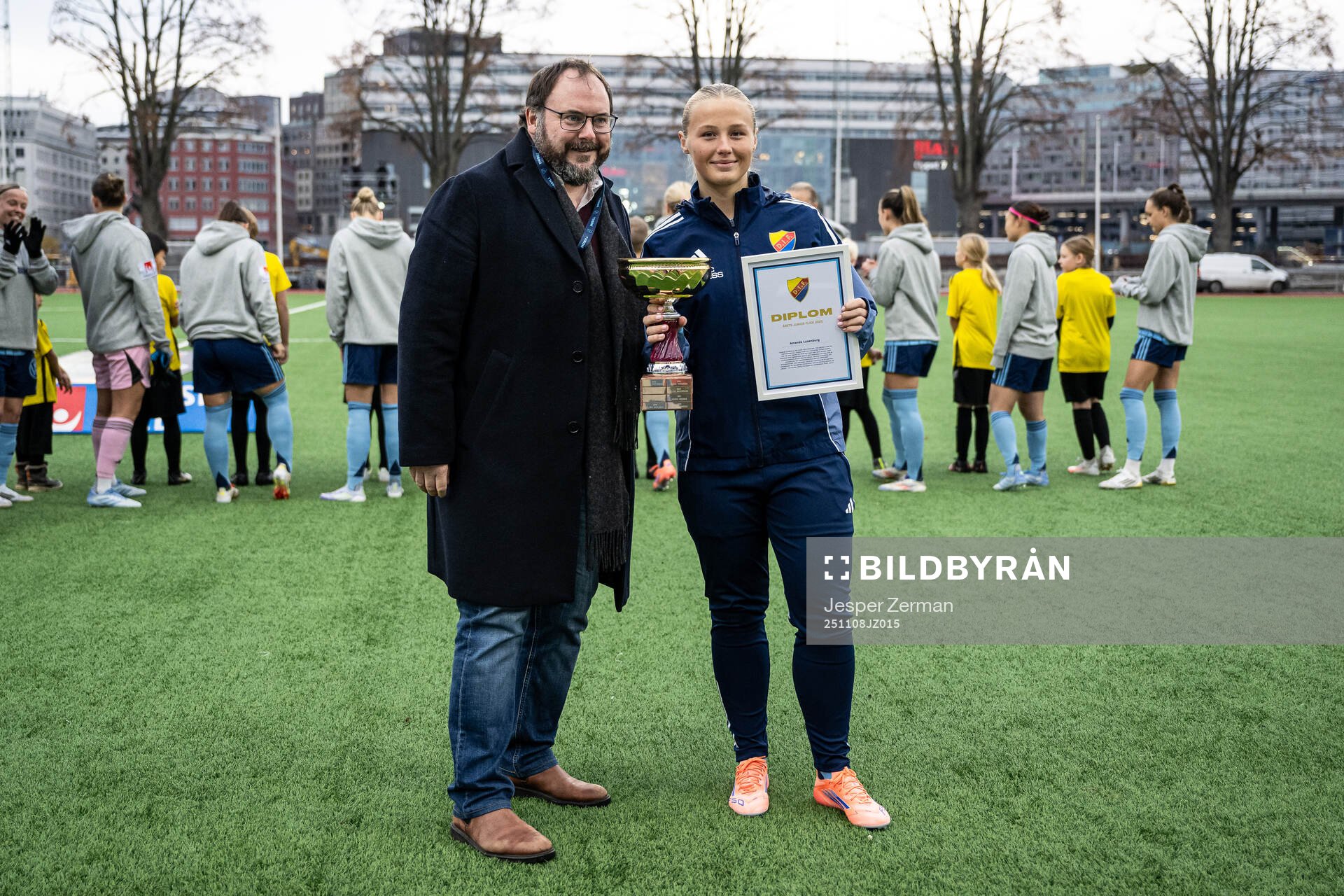 Djurgårdens Amanda Luxenburg tar emot pris för årets