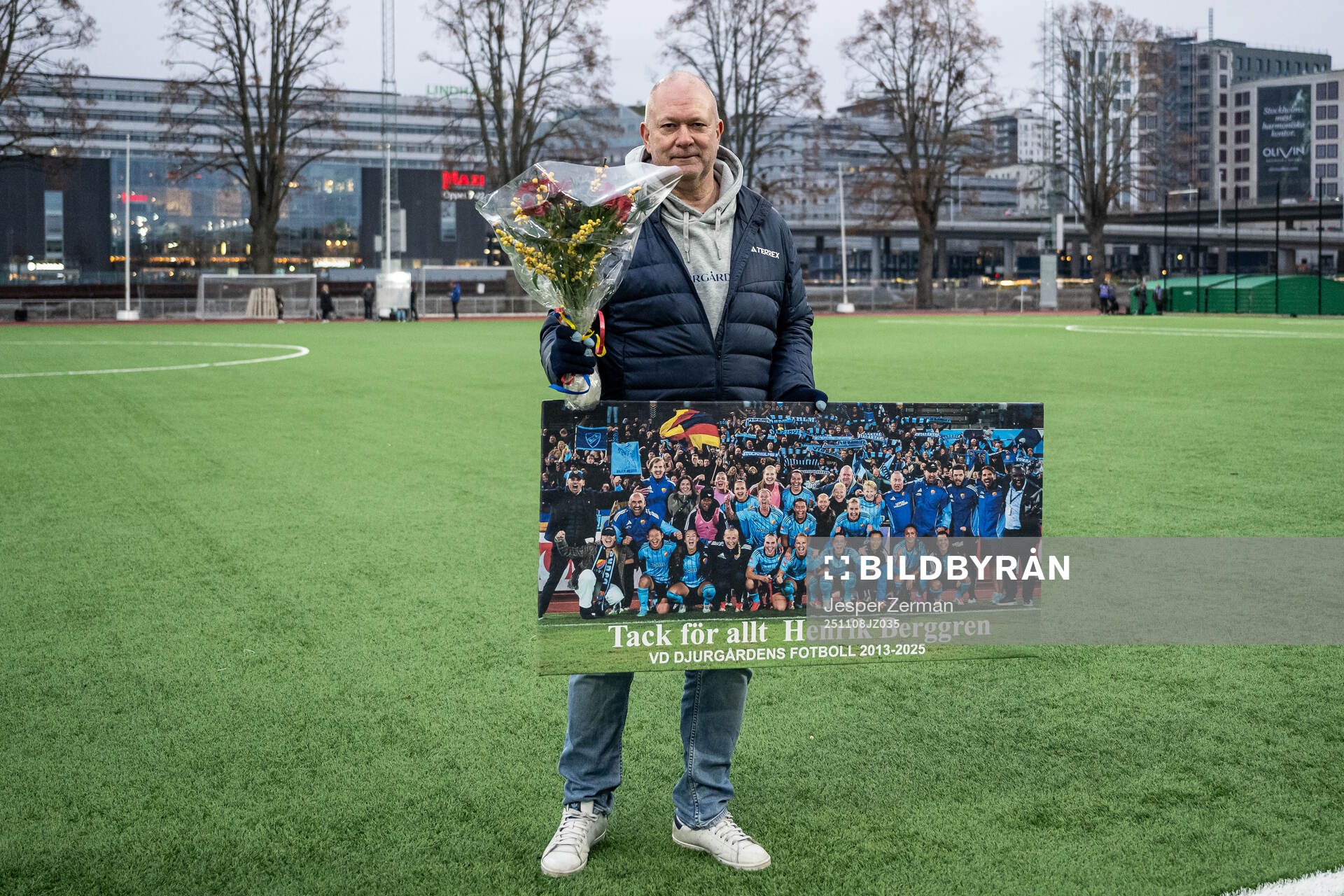 Djurgårdens VD Henrik Berggren tackas av