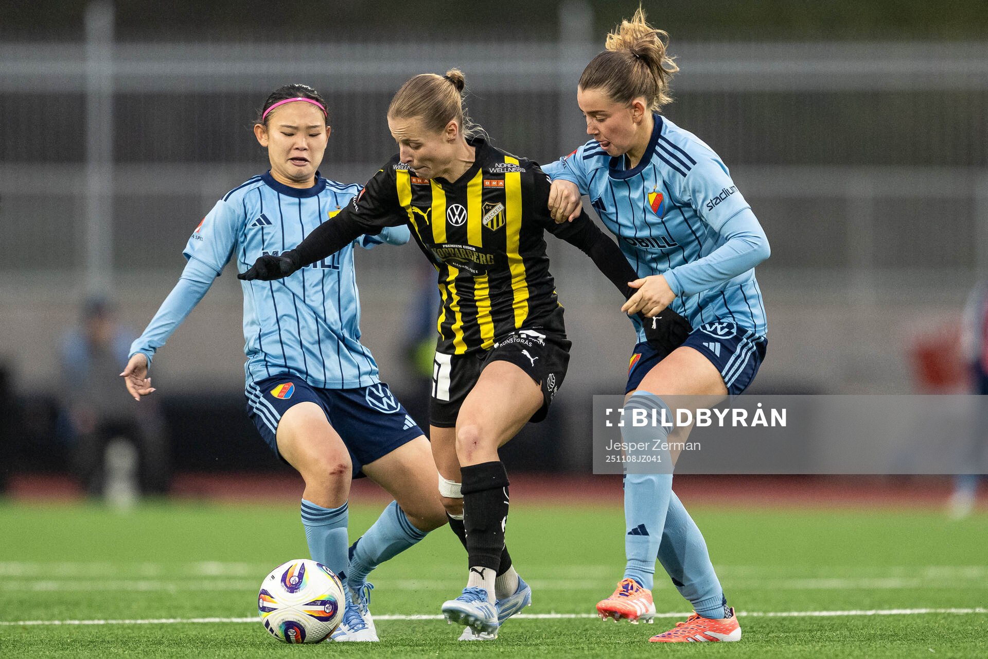 Djurgårdens Urara Watanabe och Elsa Pelgander mot Häckens
