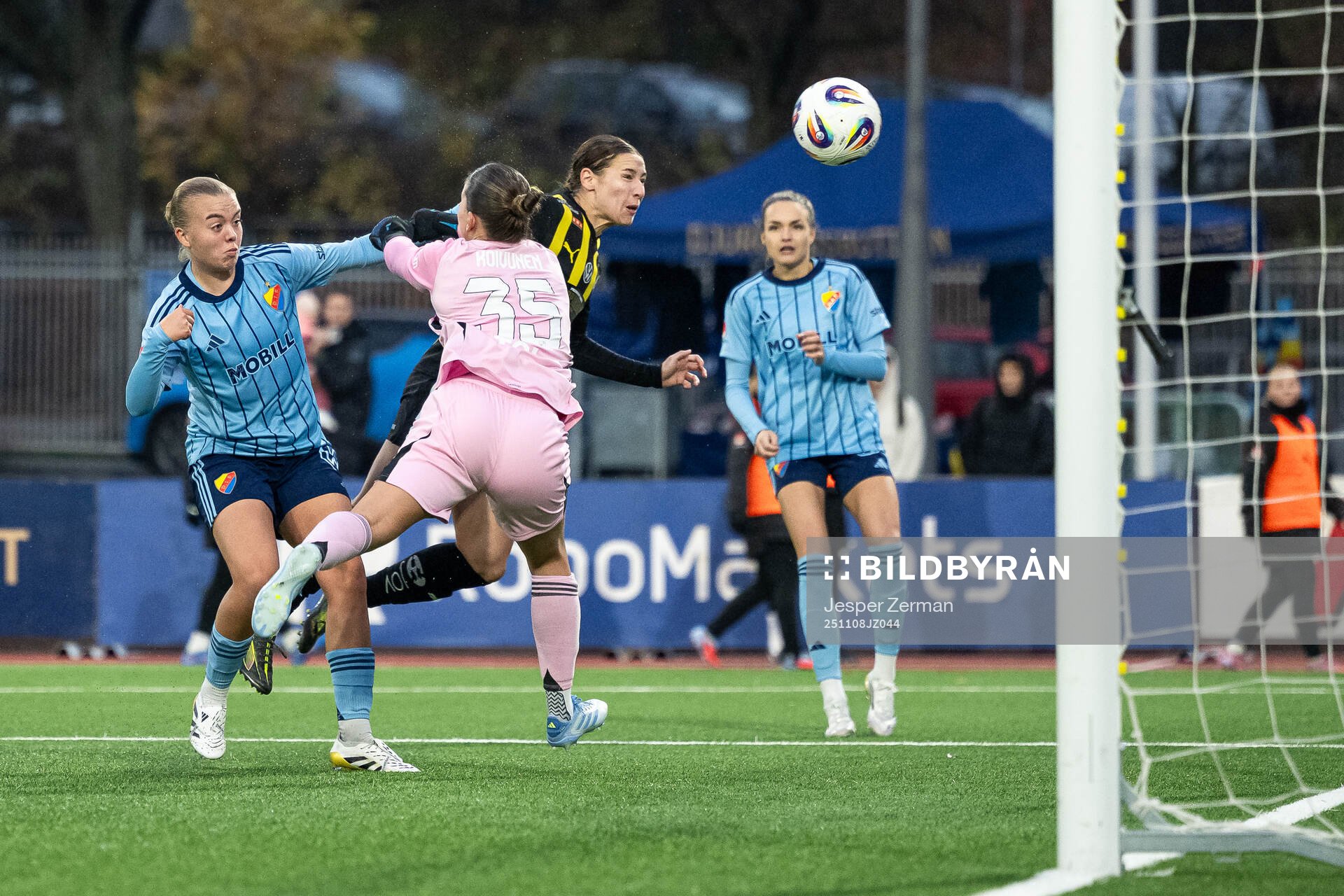 Häckens Tabby Tindell gör 0-1 bakom Djurgårdens målvakt