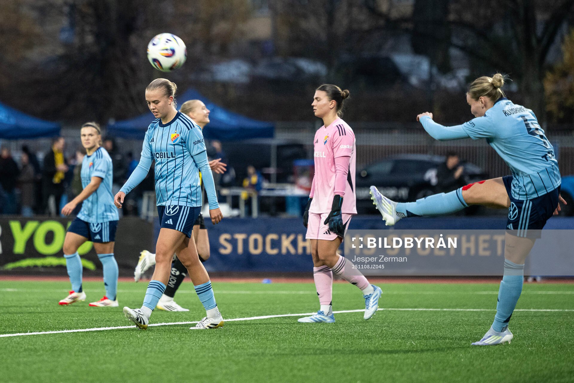 Djurgårdens Elin Westlund och Nanne Ruuskanen deppar