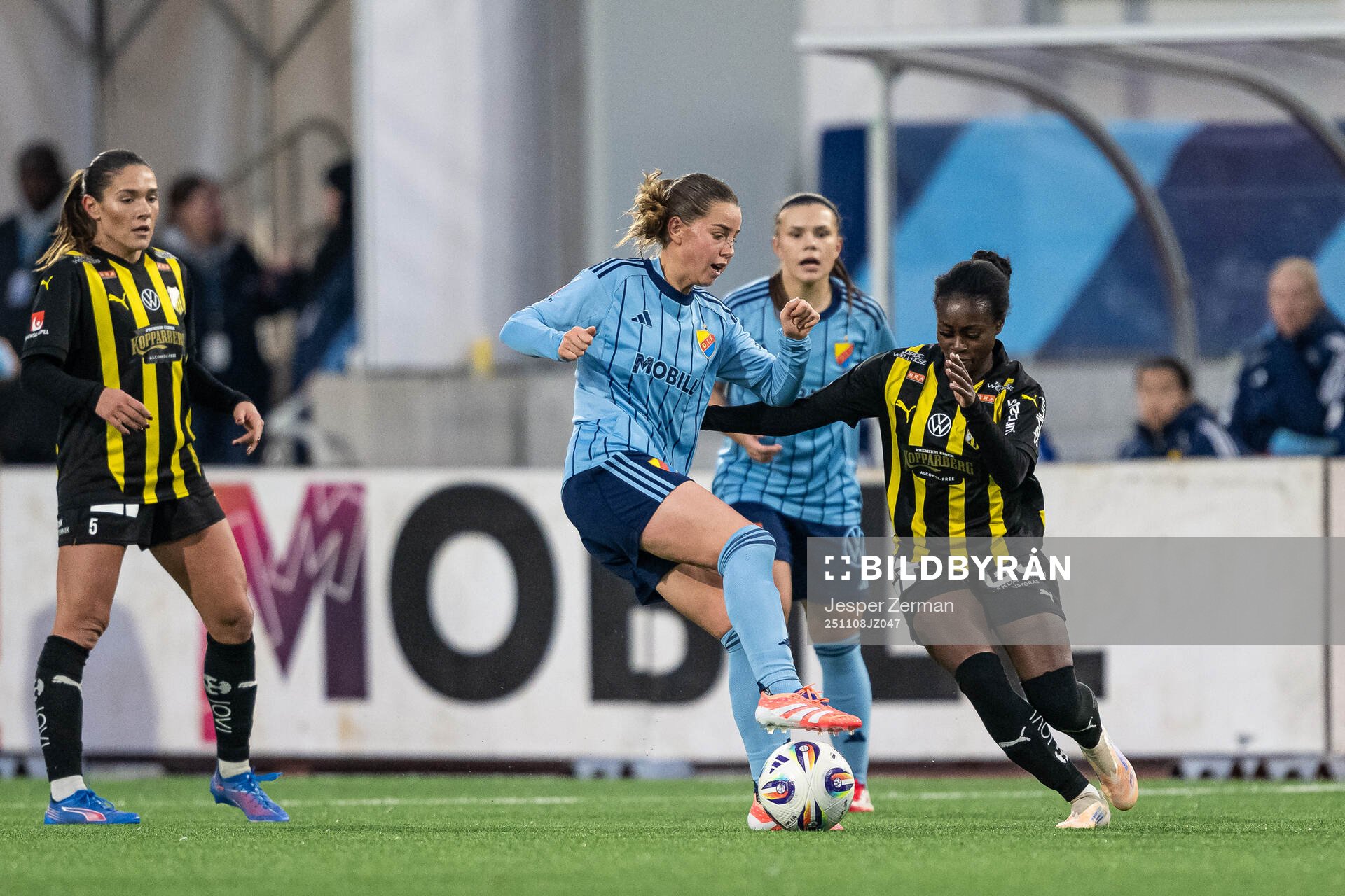 Djurgårdens Alexandra Jonasson och Häckens Monica Jusu Bah