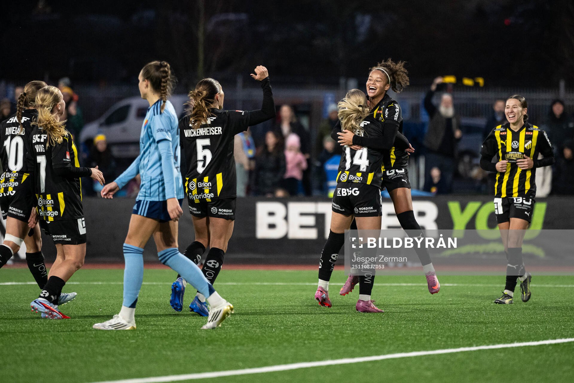 Häckens Matilda Nildén och Felicia Schröder jublar