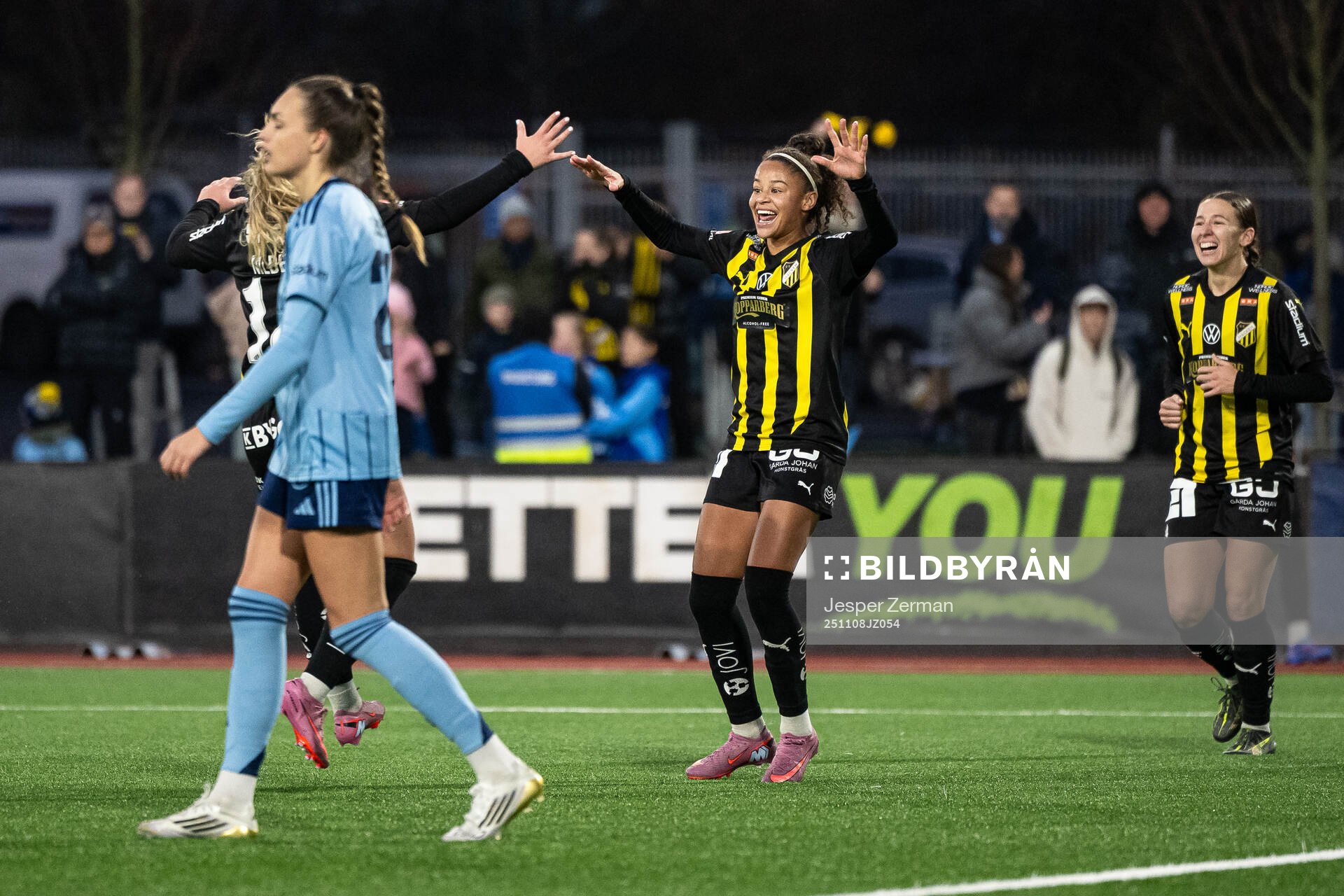 Häckens Felicia Schröder jublar
