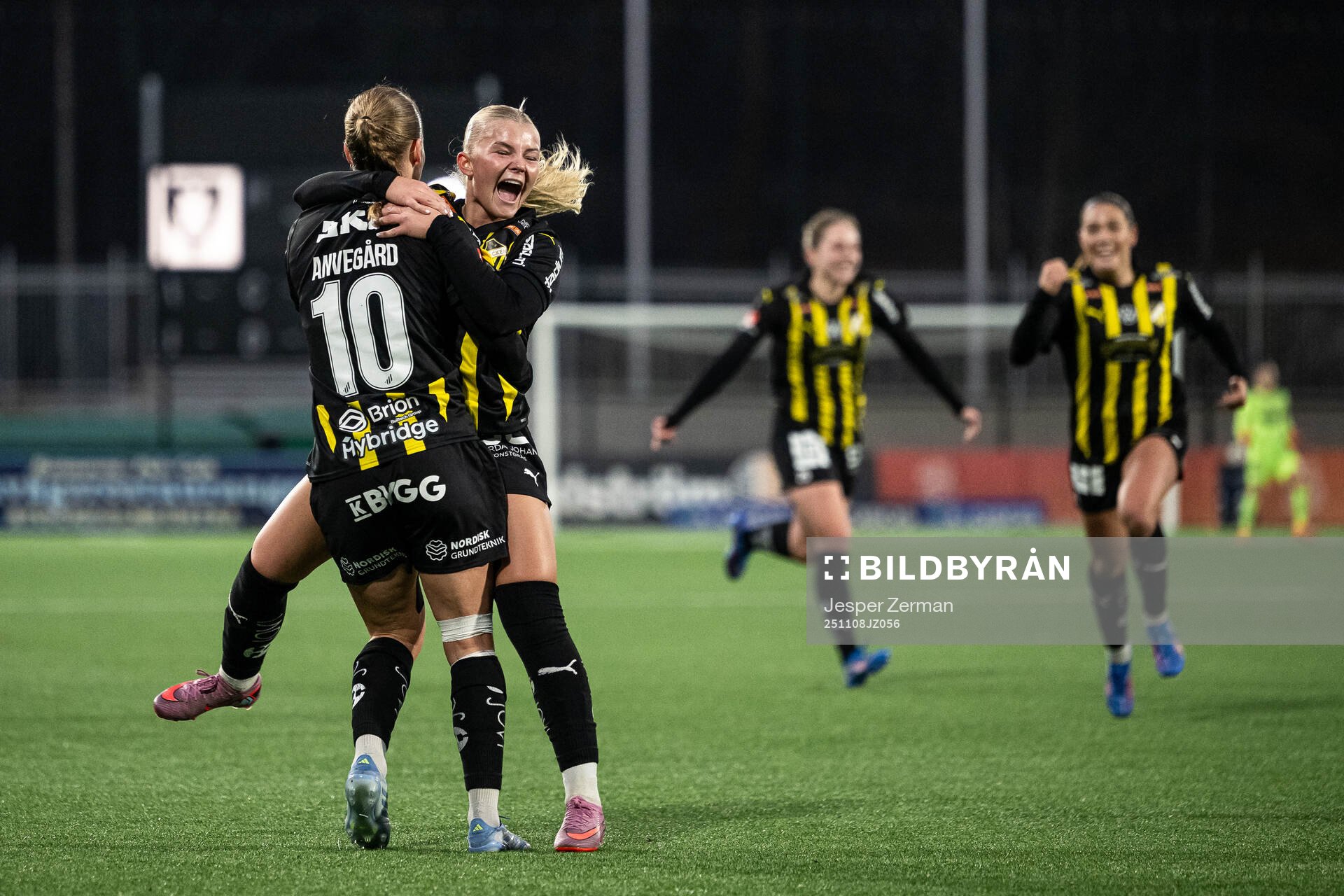 Häckens Anna Anvegård och Matilda Nildén jublar