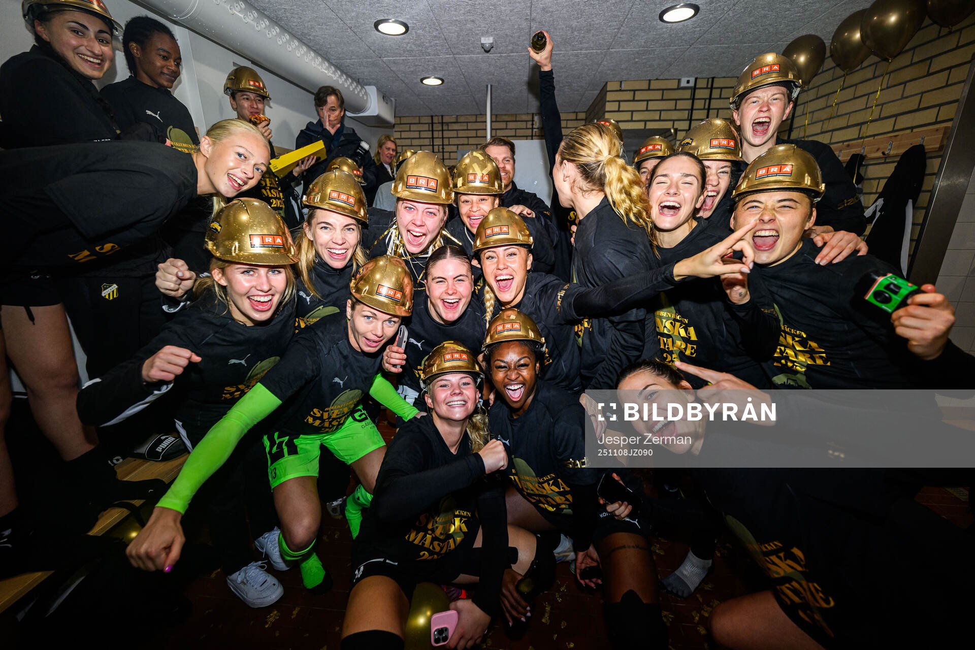 Häckens spelare jublar i omklädningsrummet