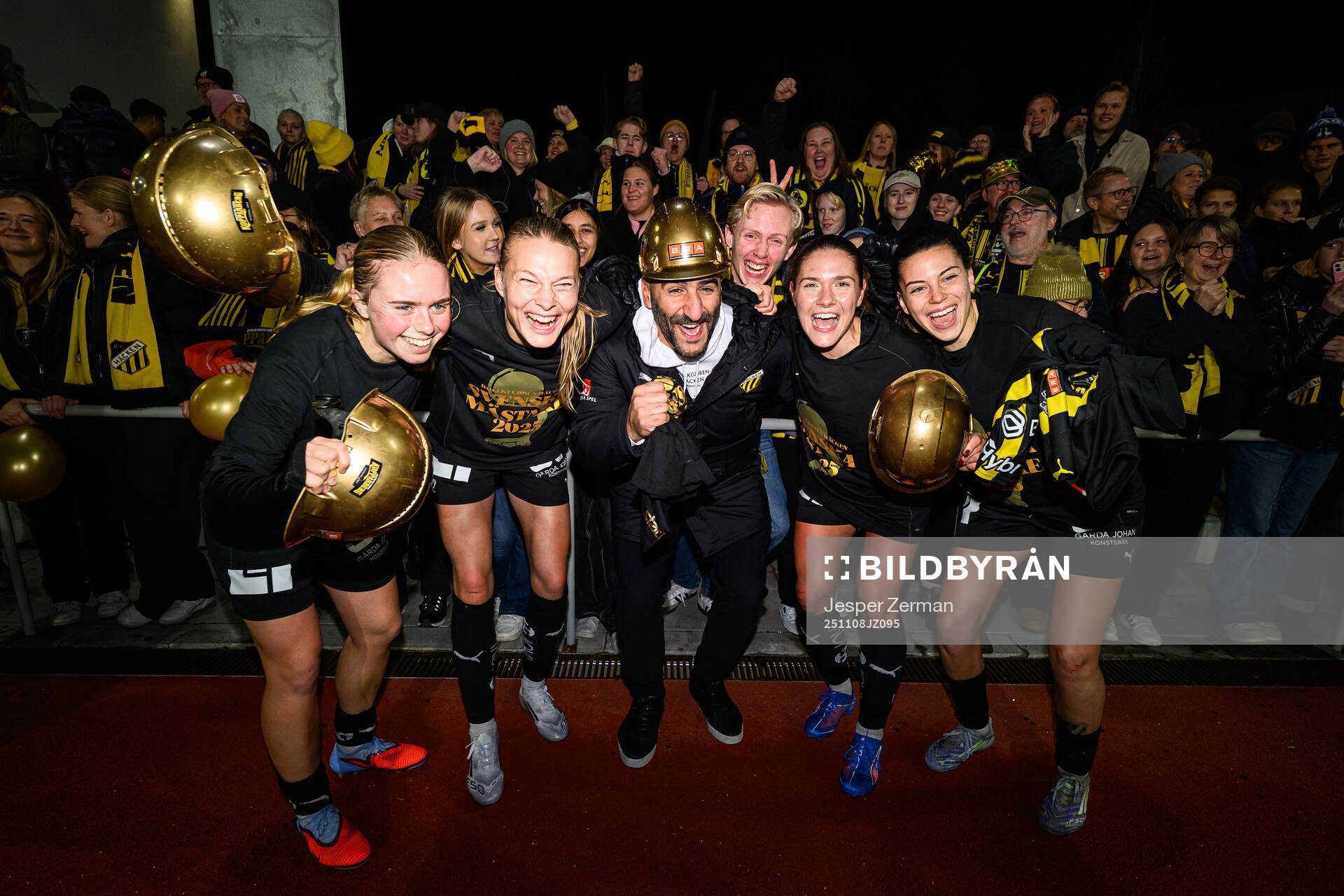 Häckens tränare Mak Lind jublar med Stine Sandbech,