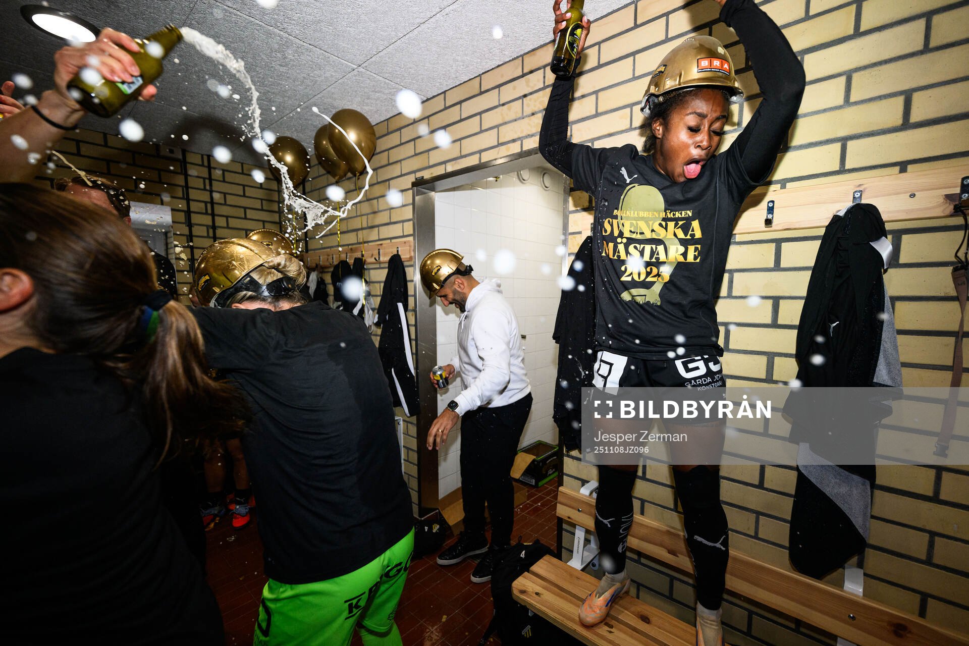 Häckens spelare jublar i omklädningsrummet