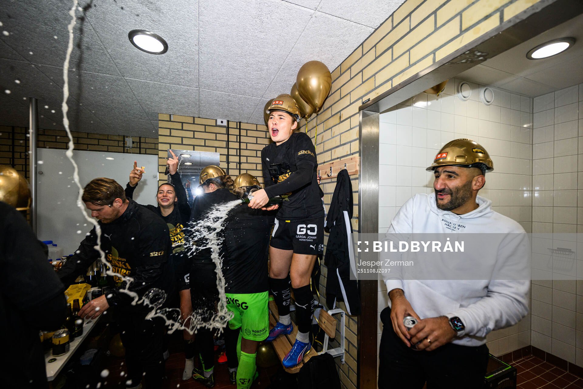 Häckens Paulina Nyström och tränare Mak Lind jublar i