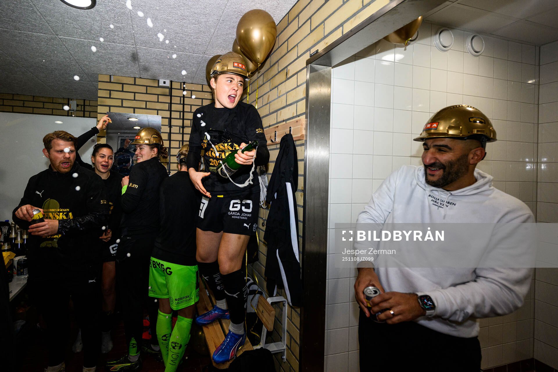 Häckens Paulina Nyström och tränare Mak Lind jublar i