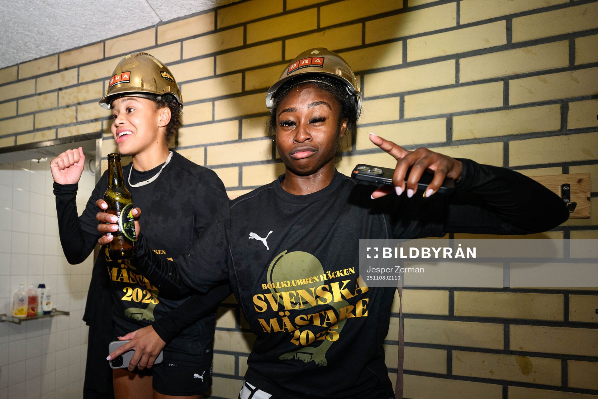 Häckens Felicia Schröder och Monica Jusu Bah jublar i